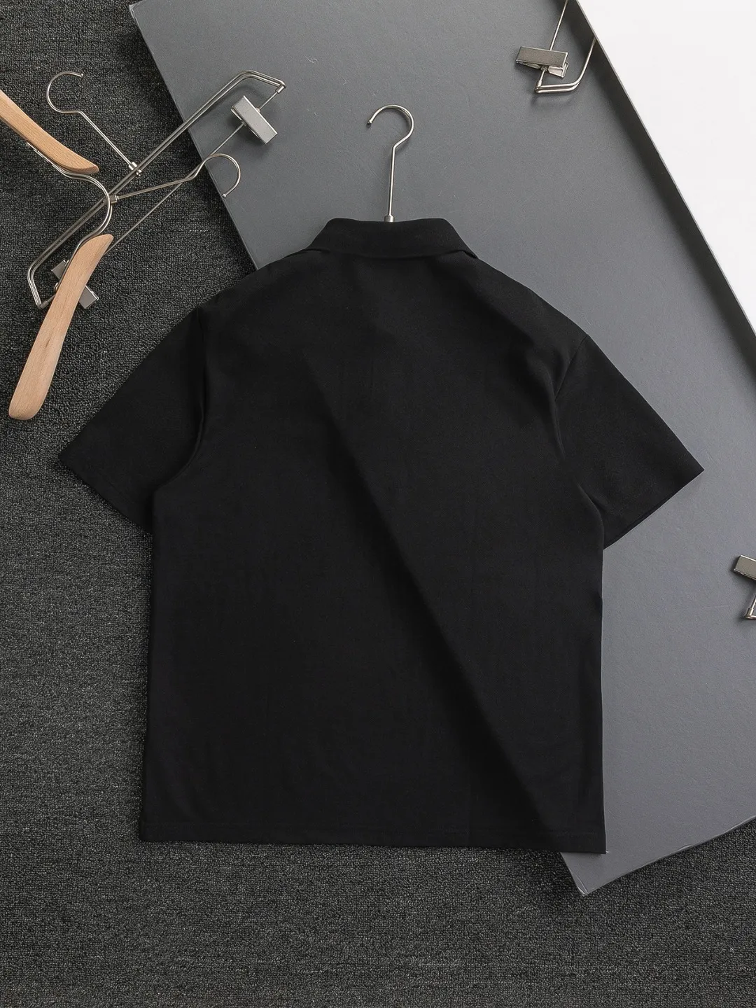 🅿️220 Dior CD DIOR micro-wide version S-XL Dior 25SS ｜Exclusively customized, the same model at the counter. Simple letters CD on the chest🪡 embroidered small logo makes it more beautiful. Exquisite craftsmanship round neck style, exclusive customized pure cotton silk fabric, soft and close-fitting technical fabric, customized original thread, extremely high grade, exquisite workmanship, and the upper body is extremely handsome. It can be said to be very mature in terms of element integration. The classic short-sleeves are complete with 3 labels and are fashionable for men. They are unparalleled in terms of upper body comfort and can be said to be a summer must-have. The dark and light colors are carefully crafted as the main body. Against the pure black background, it seems to reveal a mysterious atmosphere coming from the starry sky~ The softest material and fabric used can perfectly soothe every inch of skin and provide an excellent touch experience. The organic combination of style and craftsmanship makes the matching experience more complicated. Whether it is worn as an inner layer or worn alone, it is a very ingenious piece ~ worth buying! ! Plant grass online~~Highly recommended! ! ! Color: Black, White Royal Blue Size Chart: S: Shoulder Width 50 - Bust 54 - Clothing Length 70 M: Shoulder Width 52 - Bust 56.5 - Clothing Length 72 L: Shoulder Width 54 - Bust 59 - Clothing Length 74 XL: Shoulder Width 56 - Bust 61.5 - Clothing Length 76