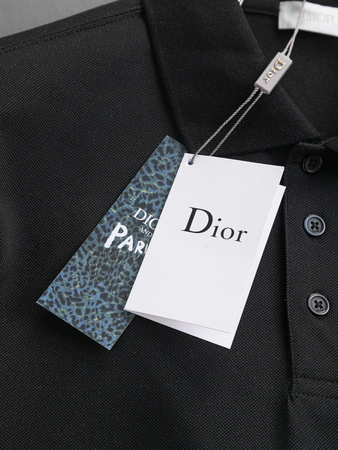 🅿️220 Dior CD DIOR micro-wide version S-XL Dior 25SS ｜Exclusively customized, the same model at the counter. Simple letters CD on the chest🪡 embroidered small logo makes it more beautiful. Exquisite craftsmanship round neck style, exclusive customized pure cotton silk fabric, soft and close-fitting technical fabric, customized original thread, extremely high grade, exquisite workmanship, and the upper body is extremely handsome. It can be said to be very mature in terms of element integration. The classic short-sleeves are complete with 3 labels and are fashionable for men. They are unparalleled in terms of upper body comfort and can be said to be a summer must-have. The dark and light colors are carefully crafted as the main body. Against the pure black background, it seems to reveal a mysterious atmosphere coming from the starry sky~ The softest material and fabric used can perfectly soothe every inch of skin and provide an excellent touch experience. The organic combination of style and craftsmanship makes the matching experience more complicated. Whether it is worn as an inner layer or worn alone, it is a very ingenious piece ~ worth buying! ! Plant grass online~~Highly recommended! ! ! Color: Black, White Royal Blue Size Chart: S: Shoulder Width 50 - Bust 54 - Clothing Length 70 M: Shoulder Width 52 - Bust 56.5 - Clothing Length 72 L: Shoulder Width 54 - Bust 59 - Clothing Length 74 XL: Shoulder Width 56 - Bust 61.5 - Clothing Length 76