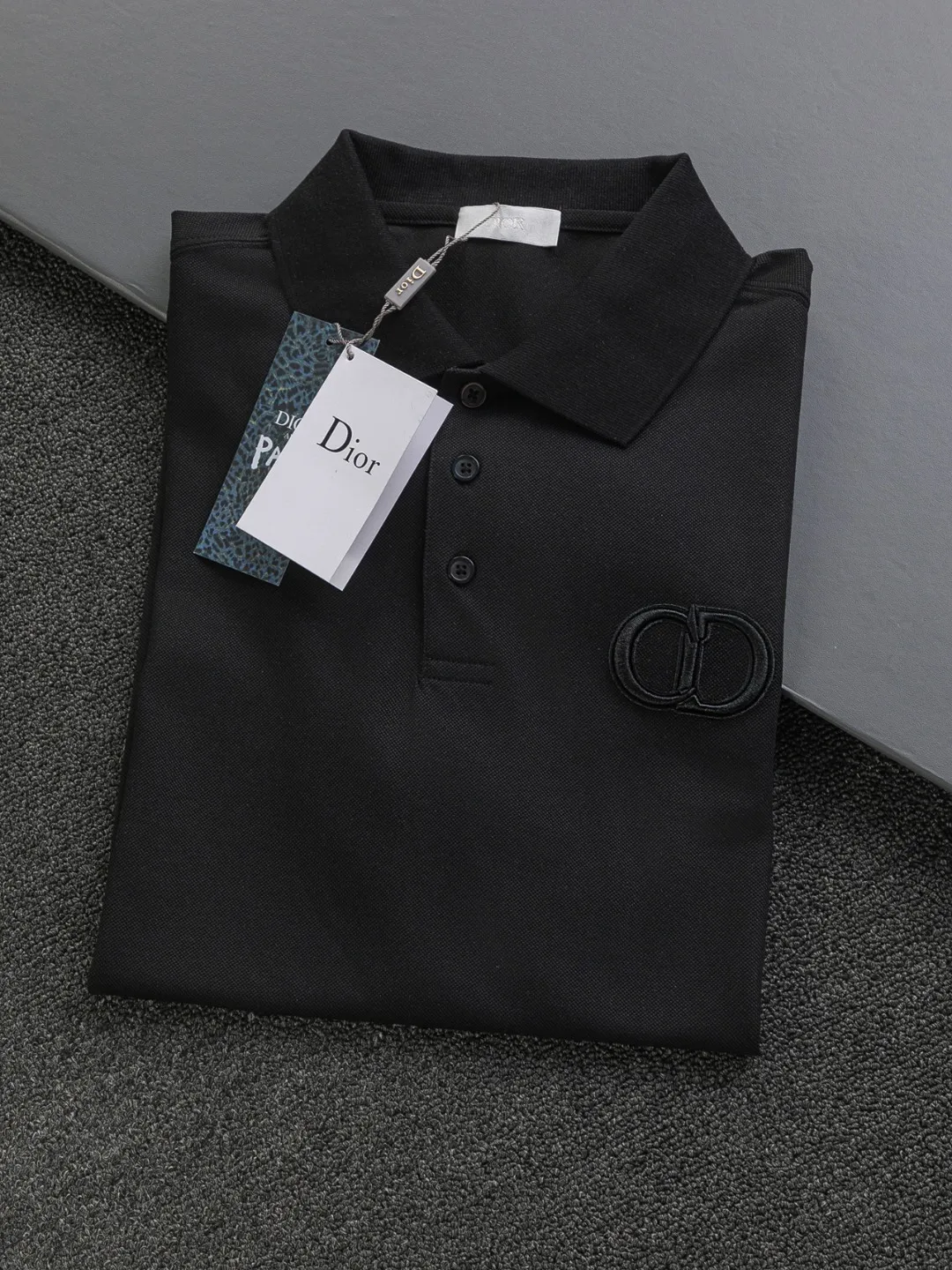 🅿️220 Dior CD DIOR micro-wide version S-XL Dior 25SS ｜Exclusively customized, the same model at the counter. Simple letters CD on the chest🪡 embroidered small logo makes it more beautiful. Exquisite craftsmanship round neck style, exclusive customized pure cotton silk fabric, soft and close-fitting technical fabric, customized original thread, extremely high grade, exquisite workmanship, and the upper body is extremely handsome. It can be said to be very mature in terms of element integration. The classic short-sleeves are complete with 3 labels and are fashionable for men. They are unparalleled in terms of upper body comfort and can be said to be a summer must-have. The dark and light colors are carefully crafted as the main body. Against the pure black background, it seems to reveal a mysterious atmosphere coming from the starry sky~ The softest material and fabric used can perfectly soothe every inch of skin and provide an excellent touch experience. The organic combination of style and craftsmanship makes the matching experience more complicated. Whether it is worn as an inner layer or worn alone, it is a very ingenious piece ~ worth buying! ! Plant grass online~~Highly recommended! ! ! Color: Black, White Royal Blue Size Chart: S: Shoulder Width 50 - Bust 54 - Clothing Length 70 M: Shoulder Width 52 - Bust 56.5 - Clothing Length 72 L: Shoulder Width 54 - Bust 59 - Clothing Length 74 XL: Shoulder Width 56 - Bust 61.5 - Clothing Length 76