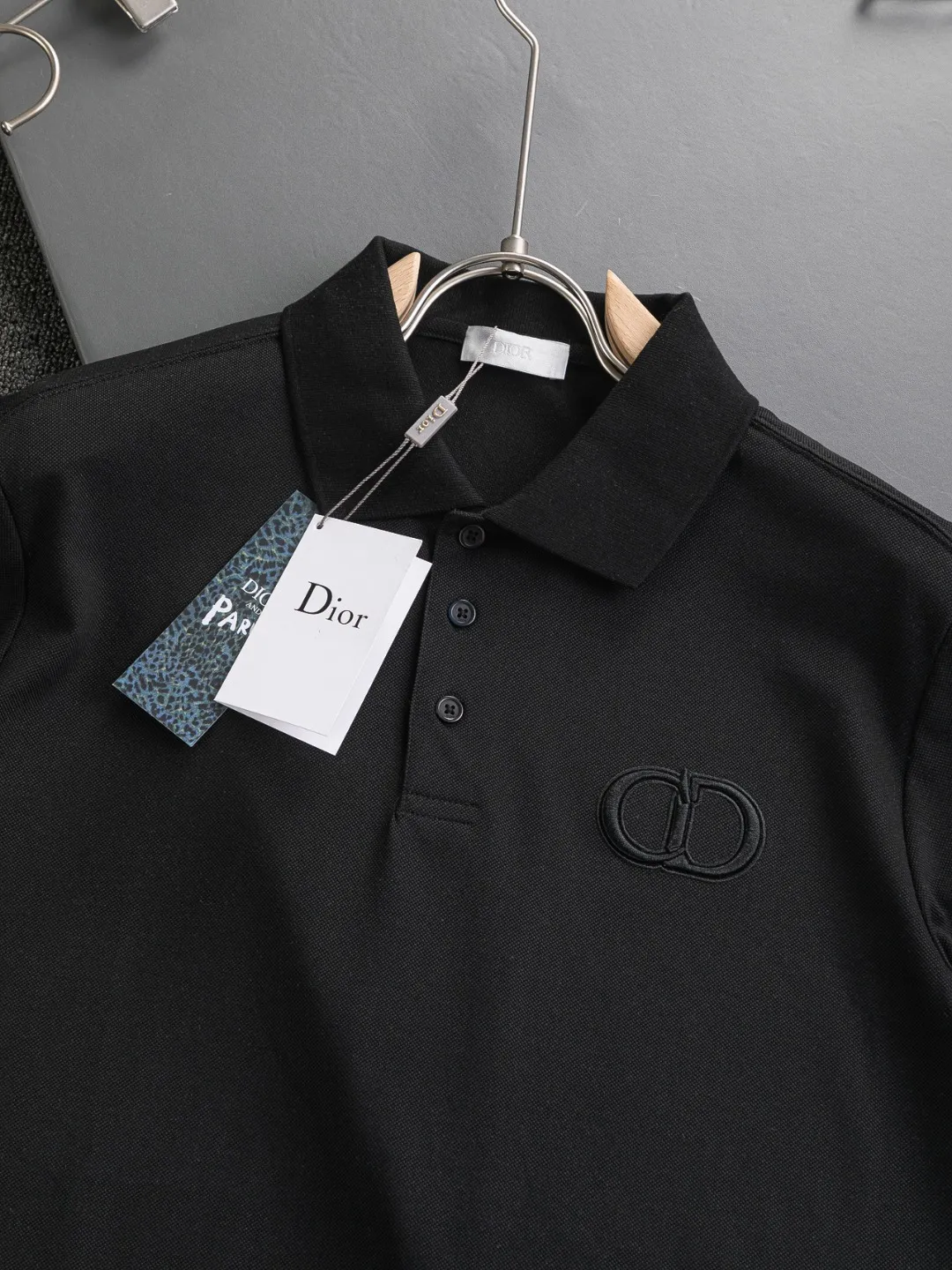🅿️220 Dior CD DIOR micro-wide version S-XL Dior 25SS ｜Exclusively customized, the same model at the counter. Simple letters CD on the chest🪡 embroidered small logo makes it more beautiful. Exquisite craftsmanship round neck style, exclusive customized pure cotton silk fabric, soft and close-fitting technical fabric, customized original thread, extremely high grade, exquisite workmanship, and the upper body is extremely handsome. It can be said to be very mature in terms of element integration. The classic short-sleeves are complete with 3 labels and are fashionable for men. They are unparalleled in terms of upper body comfort and can be said to be a summer must-have. The dark and light colors are carefully crafted as the main body. Against the pure black background, it seems to reveal a mysterious atmosphere coming from the starry sky~ The softest material and fabric used can perfectly soothe every inch of skin and provide an excellent touch experience. The organic combination of style and craftsmanship makes the matching experience more complicated. Whether it is worn as an inner layer or worn alone, it is a very ingenious piece ~ worth buying! ! Plant grass online~~Highly recommended! ! ! Color: Black, White Royal Blue Size Chart: S: Shoulder Width 50 - Bust 54 - Clothing Length 70 M: Shoulder Width 52 - Bust 56.5 - Clothing Length 72 L: Shoulder Width 54 - Bust 59 - Clothing Length 74 XL: Shoulder Width 56 - Bust 61.5 - Clothing Length 76