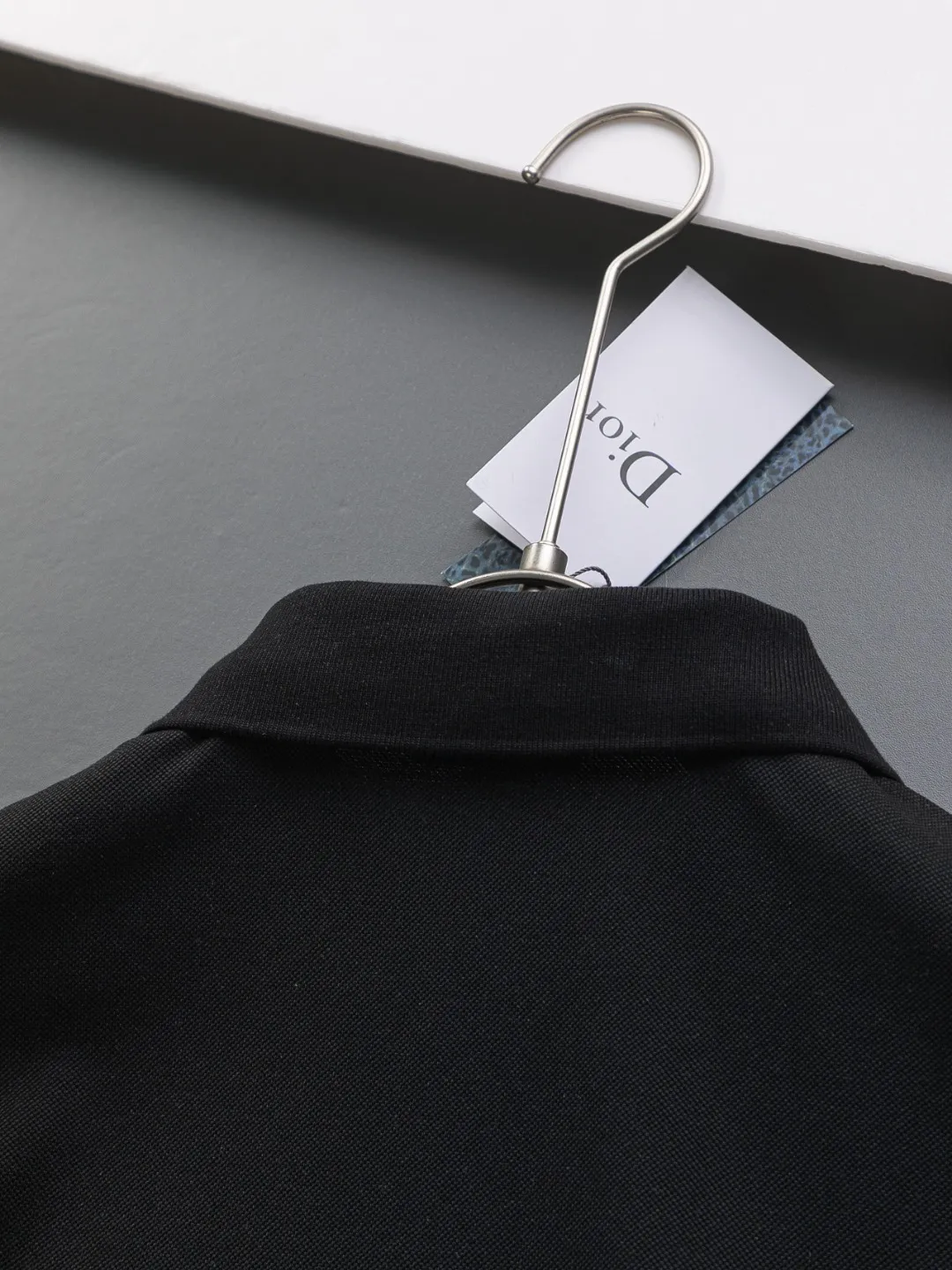 🅿️220 Dior CD DIOR micro-wide version S-XL Dior 25SS ｜Exclusively customized, the same model at the counter. Simple letters CD on the chest🪡 embroidered small logo makes it more beautiful. Exquisite craftsmanship round neck style, exclusive customized pure cotton silk fabric, soft and close-fitting technical fabric, customized original thread, extremely high grade, exquisite workmanship, and the upper body is extremely handsome. It can be said to be very mature in terms of element integration. The classic short-sleeves are complete with 3 labels and are fashionable for men. They are unparalleled in terms of upper body comfort and can be said to be a summer must-have. The dark and light colors are carefully crafted as the main body. Against the pure black background, it seems to reveal a mysterious atmosphere coming from the starry sky~ The softest material and fabric used can perfectly soothe every inch of skin and provide an excellent touch experience. The organic combination of style and craftsmanship makes the matching experience more complicated. Whether it is worn as an inner layer or worn alone, it is a very ingenious piece ~ worth buying! ! Plant grass online~~Highly recommended! ! ! Color: Black, White Royal Blue Size Chart: S: Shoulder Width 50 - Bust 54 - Clothing Length 70 M: Shoulder Width 52 - Bust 56.5 - Clothing Length 72 L: Shoulder Width 54 - Bust 59 - Clothing Length 74 XL: Shoulder Width 56 - Bust 61.5 - Clothing Length 76