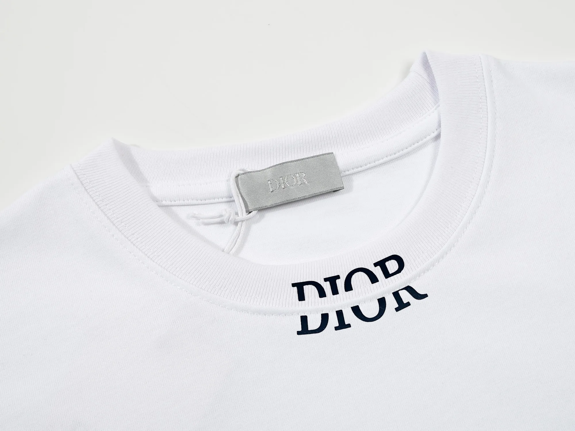 🅿️160 DIOR printed letters‼ ️Short-sleeved T-shirt® *Customized 280g cotton fabric, the fabric is soft, skin-friendly and comfortable *Laminated letter logo on the front *A very simple and elegant one that is unparalleled in terms of upper body comfort, interpreting your luxury and taste, and creating your fashionable charm. ⚠️Washing method: It is recommended to dry clean or wrap the reverse side in a laundry bag and machine wash it quickly in cold water and let it dry naturally! ⚠️ Unisex style 𝐂𝐎𝐋𝐎𝐔𝐑: White Black 𝐒𝐈𝐙𝐄: S-XL