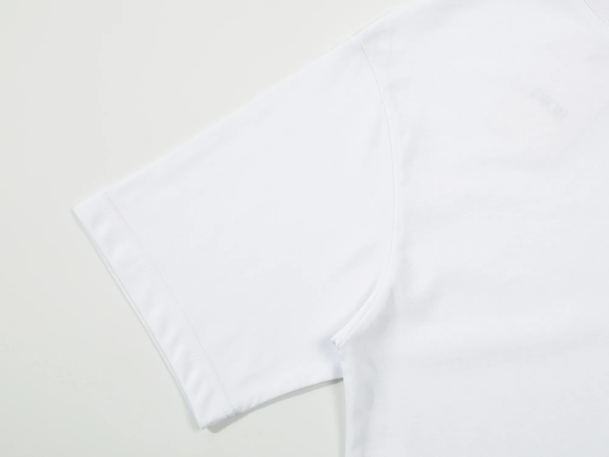🅿️160 DIOR printed letters‼ ️Short-sleeved T-shirt® *Customized 280g cotton fabric, the fabric is soft, skin-friendly and comfortable *Laminated letter logo on the front *A very simple and elegant one that is unparalleled in terms of upper body comfort, interpreting your luxury and taste, and creating your fashionable charm. ⚠️Washing method: It is recommended to dry clean or wrap the reverse side in a laundry bag and machine wash it quickly in cold water and let it dry naturally! ⚠️ Unisex style 𝐂𝐎𝐋𝐎𝐔𝐑: White Black 𝐒𝐈𝐙𝐄: S-XL