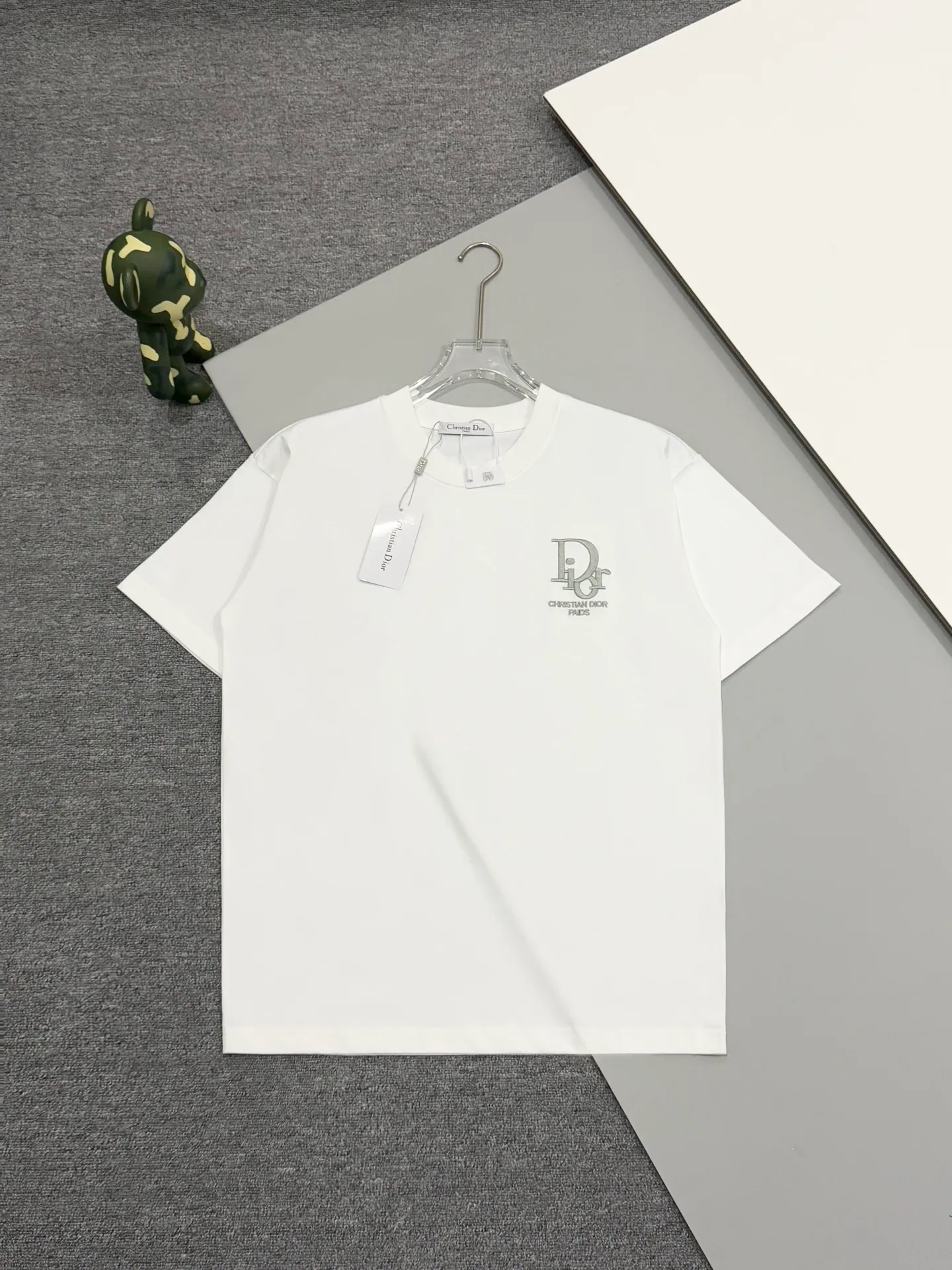 🅿️190 [High Quality] Dior letter embroidery🪡Back panel jacquard patchwork logo embroidery is exquisitely upgraded, inspired by the original retro fabrics of the 1980s. Official version. Customized short-sleeved T-shirt 280g same vat dyed fabric. Very comfortable to touch. Synchronized with brick cabinets in spring and summer. Fashionable and individual. Super versatile and good-looking. Very suitable for both men and women. Must-have style. Tag. Collar label. Washed wheat. Complete with three labels. Color: white black. Size: S to xL