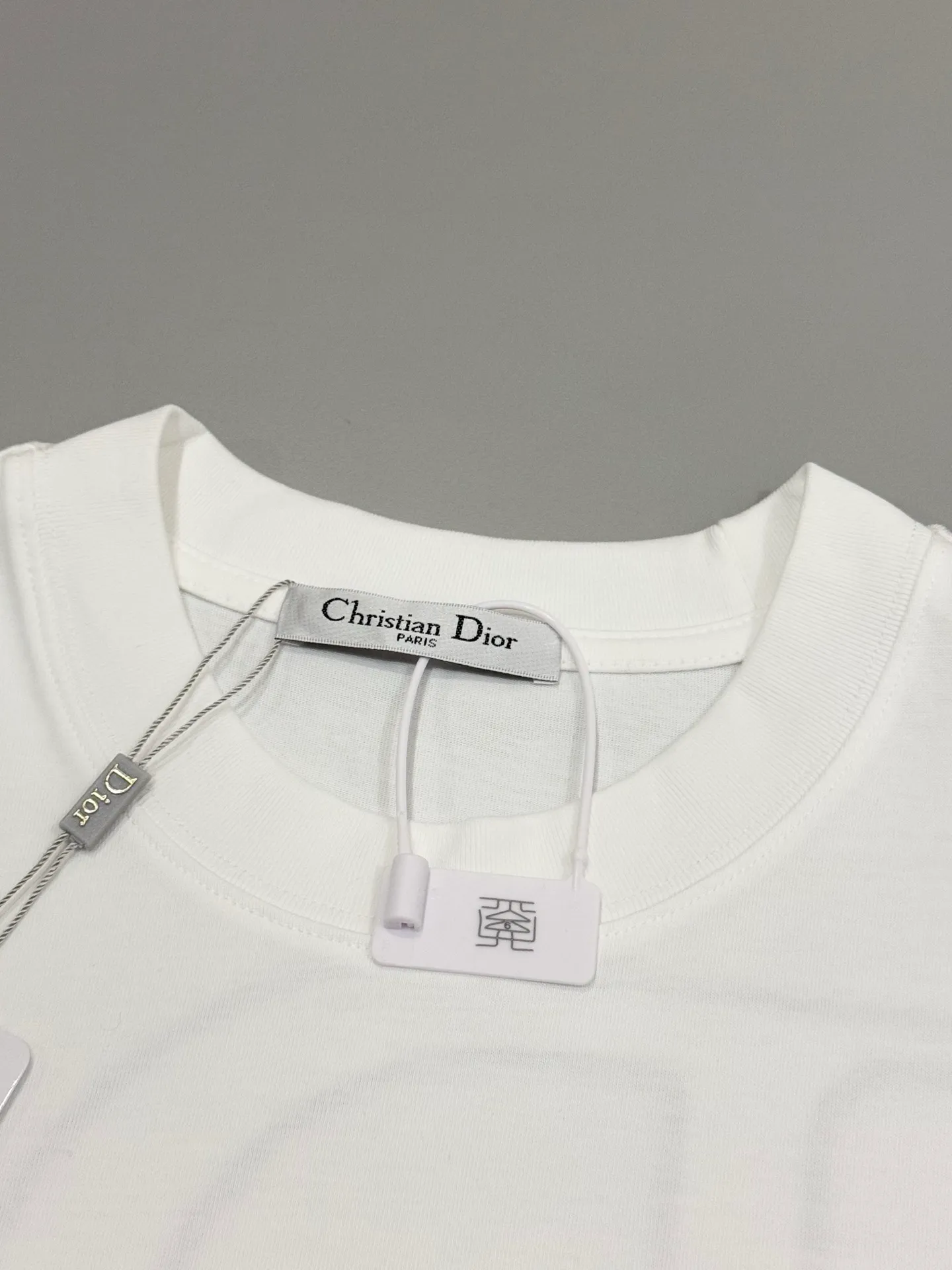 🅿️190 [High Quality] Dior letter embroidery🪡Back panel jacquard patchwork logo embroidery is exquisitely upgraded, inspired by the original retro fabrics of the 1980s. Official version. Customized short-sleeved T-shirt 280g same vat dyed fabric. Very comfortable to touch. Synchronized with brick cabinets in spring and summer. Fashionable and individual. Super versatile and good-looking. Very suitable for both men and women. Must-have style. Tag. Collar label. Washed wheat. Complete with three labels. Color: white black. Size: S to xL
