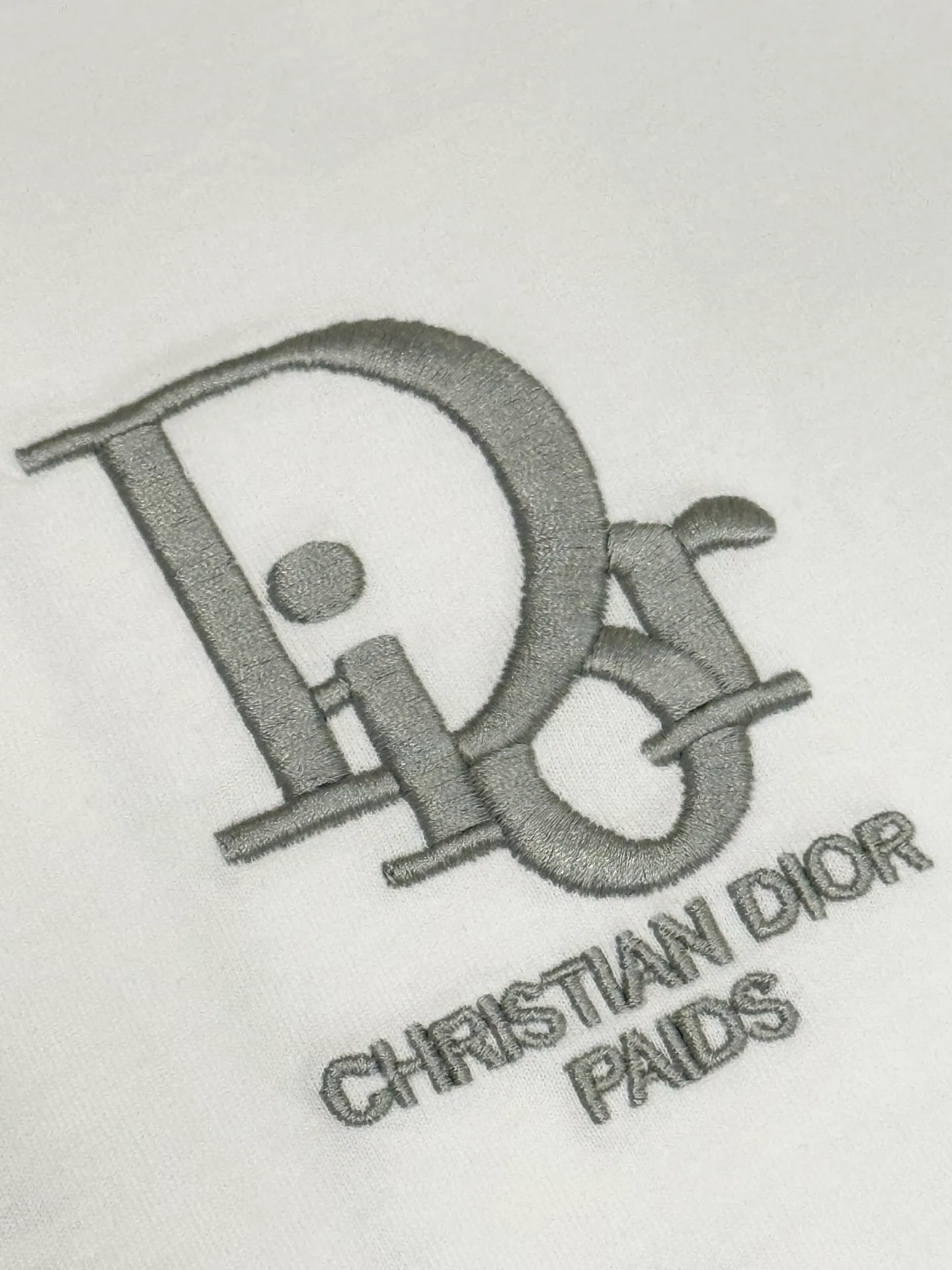 🅿️190 [High Quality] Dior letter embroidery🪡Back panel jacquard patchwork logo embroidery is exquisitely upgraded, inspired by the original retro fabrics of the 1980s. Official version. Customized short-sleeved T-shirt 280g same vat dyed fabric. Very comfortable to touch. Synchronized with brick cabinets in spring and summer. Fashionable and individual. Super versatile and good-looking. Very suitable for both men and women. Must-have style. Tag. Collar label. Washed wheat. Complete with three labels. Color: white black. Size: S to xL