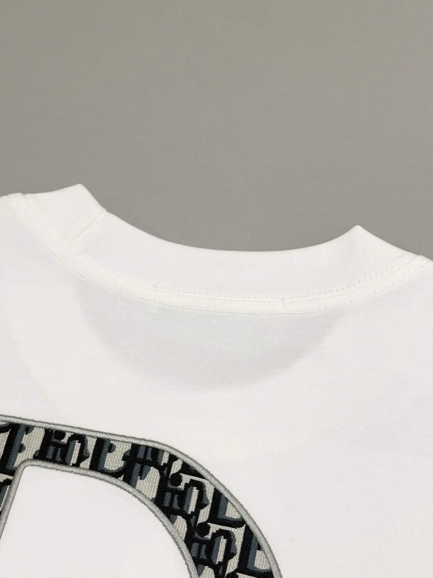 🅿️190 [High Quality] Dior letter embroidery🪡Back panel jacquard patchwork logo embroidery is exquisitely upgraded, inspired by the original retro fabrics of the 1980s. Official version. Customized short-sleeved T-shirt 280g same vat dyed fabric. Very comfortable to touch. Synchronized with brick cabinets in spring and summer. Fashionable and individual. Super versatile and good-looking. Very suitable for both men and women. Must-have style. Tag. Collar label. Washed wheat. Complete with three labels. Color: white black. Size: S to xL