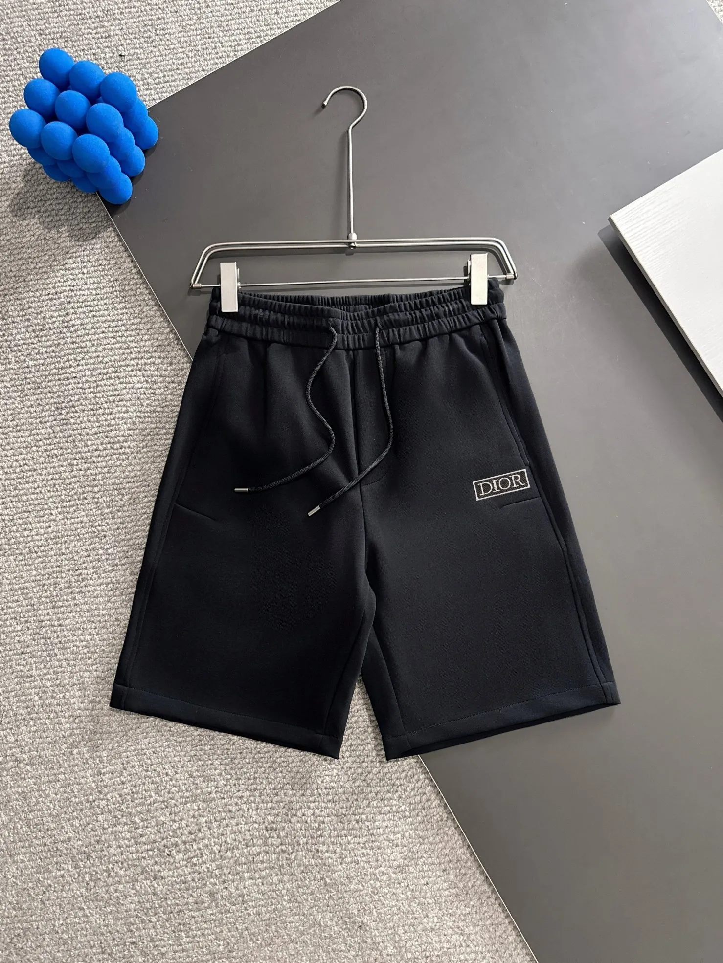 🅿️330 shipped next day. High-quality DIOR Dior 2025 spring and summer new high-definition elastic band casual solid color loose shorts. Made with machines imported from Italy. The hem of the trousers is stitched with two needles. The stitching is fine and firm. The fabric is customized at the counter. It has high breathability and comfort. The details are impeccable. The design concept of brand elements reflects high quality. It feels delicate and soft! It presents a casual cut and the upper body shape is great! Size: M-3XL