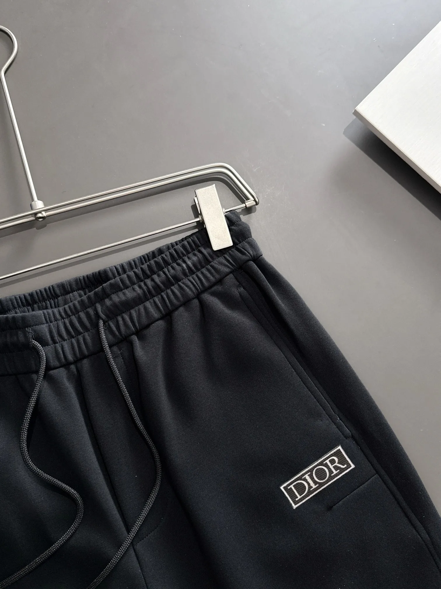 🅿️330 shipped next day. High-quality DIOR Dior 2025 spring and summer new high-definition elastic band casual solid color loose shorts. Made with machines imported from Italy. The hem of the trousers is stitched with two needles. The stitching is fine and firm. The fabric is customized at the counter. It has high breathability and comfort. The details are impeccable. The design concept of brand elements reflects high quality. It feels delicate and soft! It presents a casual cut and the upper body shape is great! Size: M-3XL
