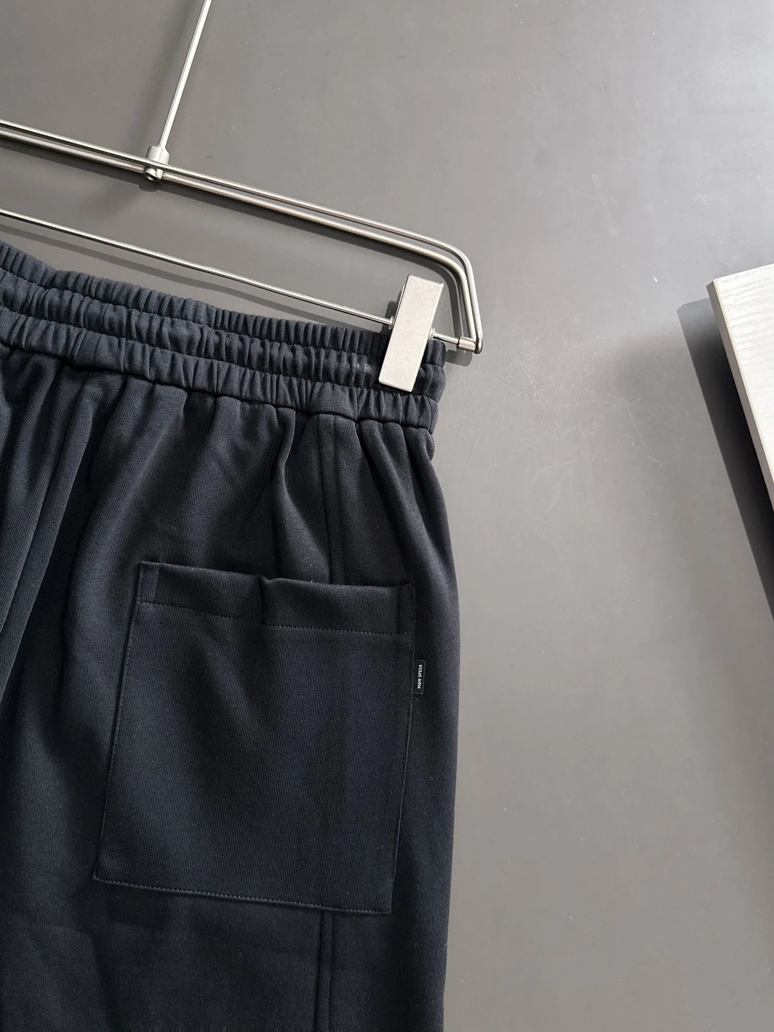 🅿️330 shipped next day. High-quality DIOR Dior 2025 spring and summer new high-definition elastic band casual solid color loose shorts. Made with machines imported from Italy. The hem of the trousers is stitched with two needles. The stitching is fine and firm. The fabric is customized at the counter. It has high breathability and comfort. The details are impeccable. The design concept of brand elements reflects high quality. It feels delicate and soft! It presents a casual cut and the upper body shape is great! Size: M-3XL