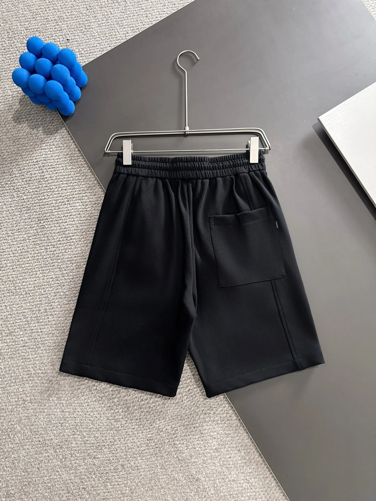 🅿️330 shipped next day. High-quality DIOR Dior 2025 spring and summer new high-definition elastic band casual solid color loose shorts. Made with machines imported from Italy. The hem of the trousers is stitched with two needles. The stitching is fine and firm. The fabric is customized at the counter. It has high breathability and comfort. The details are impeccable. The design concept of brand elements reflects high quality. It feels delicate and soft! It presents a casual cut and the upper body shape is great! Size: M-3XL