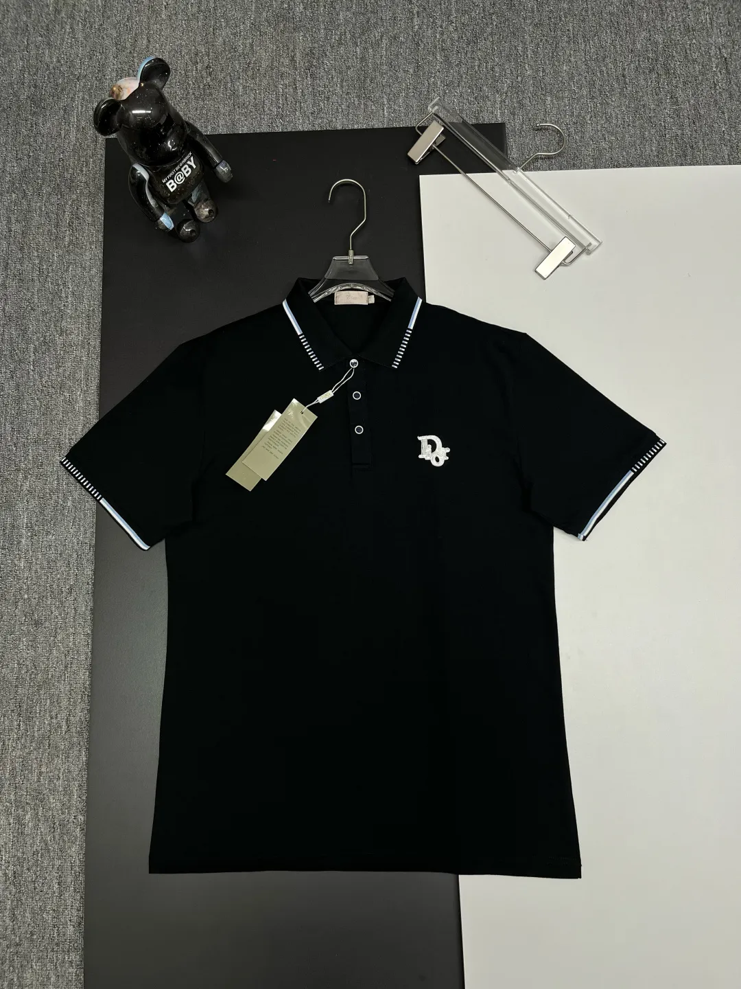 🅿️220 DIOR Dior embroidered new zipper Polo shirt. Original fabric. Official same style. Made of 210 grams of mercerized pique cotton, customized in the same vat dyeing fabric. It feels very comfortable and smooth. The version is quite wide and stylish. Produced by a first-line brand OEM factory. Imported Behringer embroidery machine. The embroidery is full and textured. The collar rib is woven with imported yarn. It will not deform after long-term wear. The latest style for spring and summer. Fashionable and individual. Super versatile and good-looking. It is very suitable for both men and women. It is a must-have item. Color: black, white, red. Size: M-XXXL