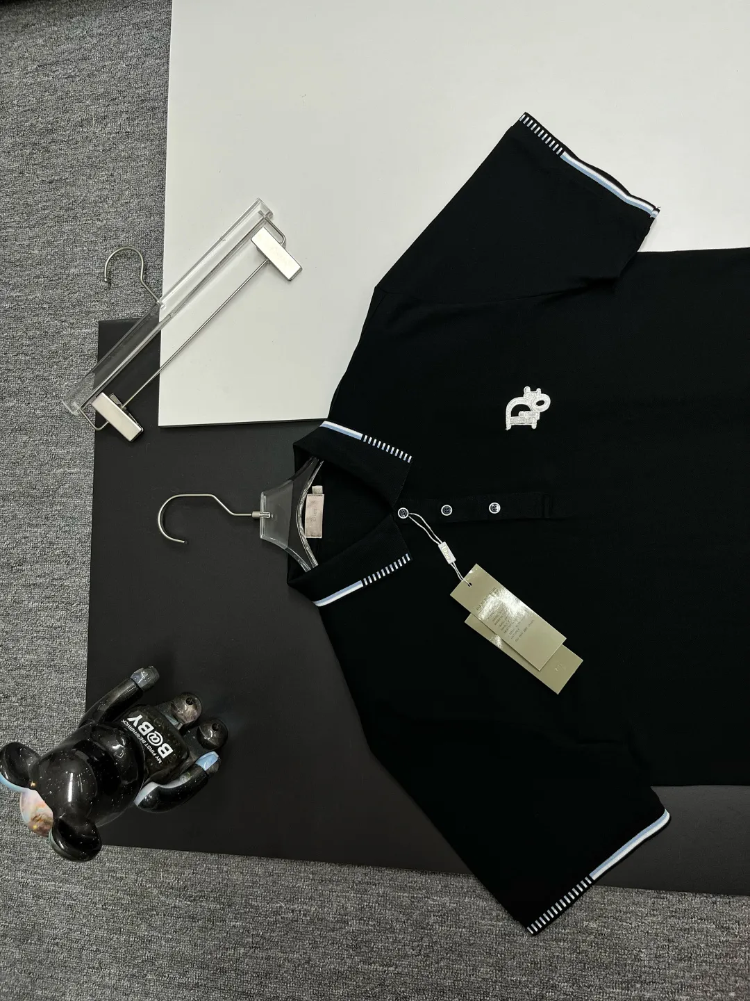 🅿️220 DIOR Dior embroidered new zipper Polo shirt. Original fabric. Official same style. Made of 210 grams of mercerized pique cotton, customized in the same vat dyeing fabric. It feels very comfortable and smooth. The version is quite wide and stylish. Produced by a first-line brand OEM factory. Imported Behringer embroidery machine. The embroidery is full and textured. The collar rib is woven with imported yarn. It will not deform after long-term wear. The latest style for spring and summer. Fashionable and individual. Super versatile and good-looking. It is very suitable for both men and women. It is a must-have item. Color: black, white, red. Size: M-XXXL