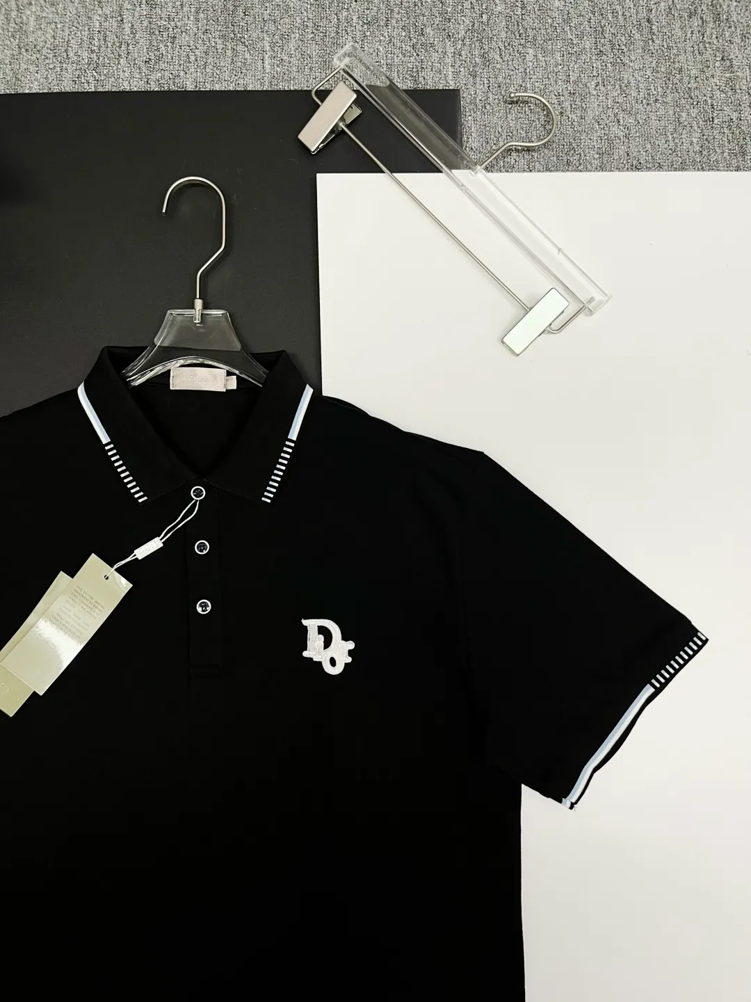 🅿️220 DIOR Dior embroidered new zipper Polo shirt. Original fabric. Official same style. Made of 210 grams of mercerized pique cotton, customized in the same vat dyeing fabric. It feels very comfortable and smooth. The version is quite wide and stylish. Produced by a first-line brand OEM factory. Imported Behringer embroidery machine. The embroidery is full and textured. The collar rib is woven with imported yarn. It will not deform after long-term wear. The latest style for spring and summer. Fashionable and individual. Super versatile and good-looking. It is very suitable for both men and women. It is a must-have item. Color: black, white, red. Size: M-XXXL