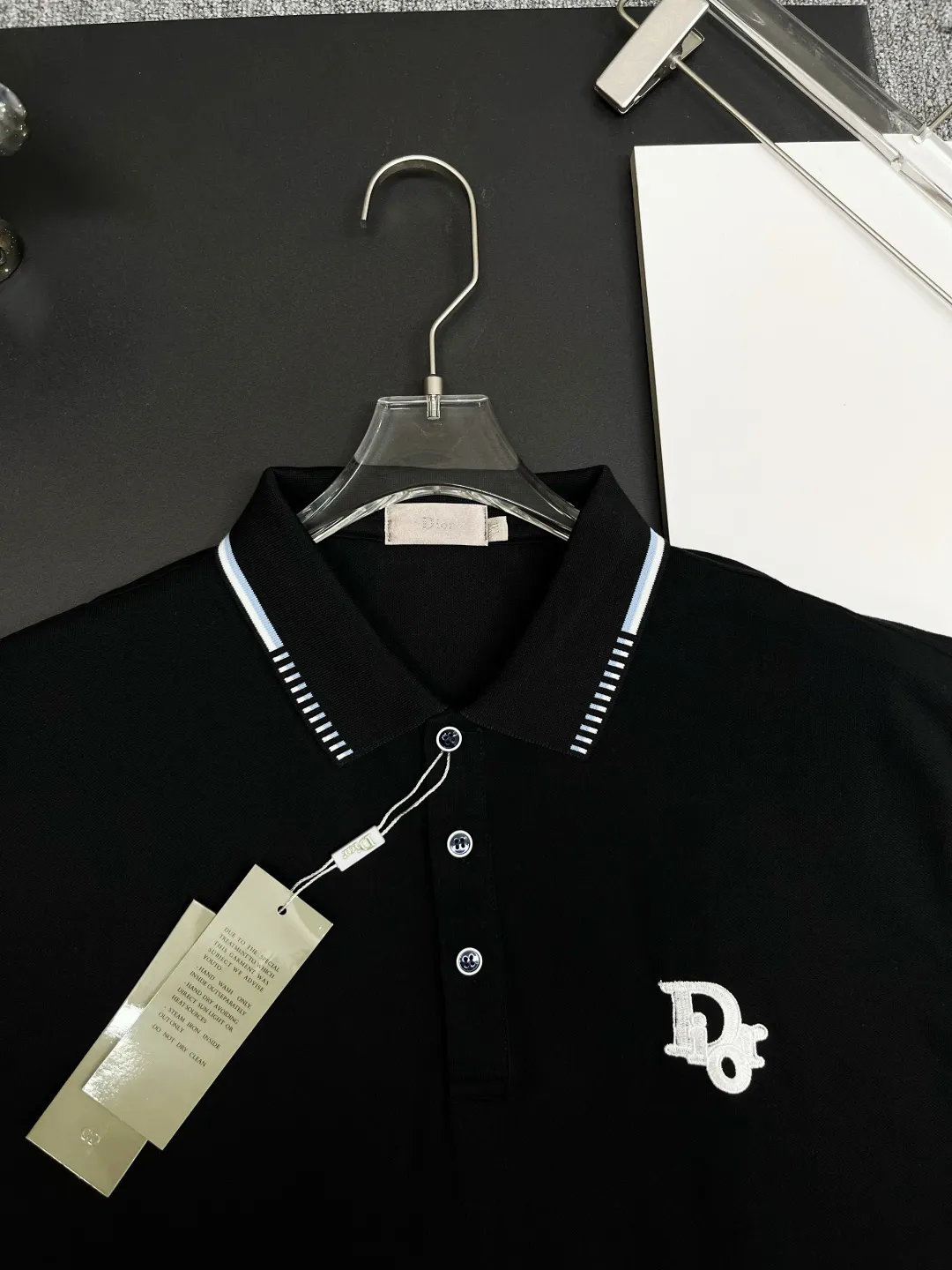 🅿️220 DIOR Dior embroidered new zipper Polo shirt. Original fabric. Official same style. Made of 210 grams of mercerized pique cotton, customized in the same vat dyeing fabric. It feels very comfortable and smooth. The version is quite wide and stylish. Produced by a first-line brand OEM factory. Imported Behringer embroidery machine. The embroidery is full and textured. The collar rib is woven with imported yarn. It will not deform after long-term wear. The latest style for spring and summer. Fashionable and individual. Super versatile and good-looking. It is very suitable for both men and women. It is a must-have item. Color: black, white, red. Size: M-XXXL