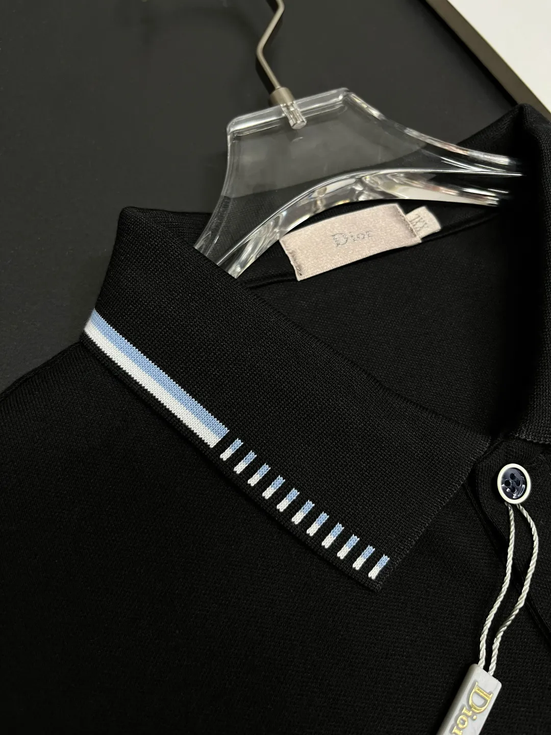 🅿️220 DIOR Dior embroidered new zipper Polo shirt. Original fabric. Official same style. Made of 210 grams of mercerized pique cotton, customized in the same vat dyeing fabric. It feels very comfortable and smooth. The version is quite wide and stylish. Produced by a first-line brand OEM factory. Imported Behringer embroidery machine. The embroidery is full and textured. The collar rib is woven with imported yarn. It will not deform after long-term wear. The latest style for spring and summer. Fashionable and individual. Super versatile and good-looking. It is very suitable for both men and women. It is a must-have item. Color: black, white, red. Size: M-XXXL