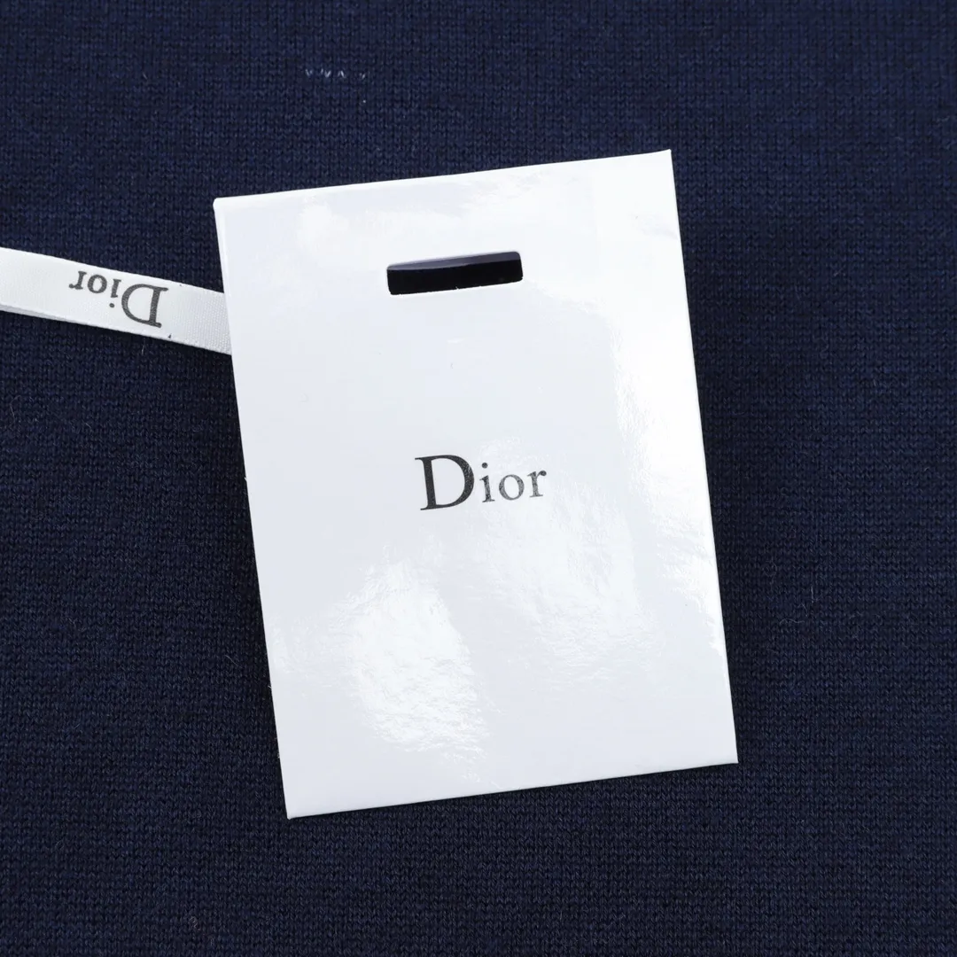 🅿️680 DIOR/Dior Oblique old flower jacquard knitted cashmere double-sided crew neck sweater A super thick sweater, with a solid color logo spliced on one side and classic presbyopia on the other. The material is imported cashmere + wool blended. It has been washed and softened to size. It feels great. The yarn color is dyed from the original version. After customizing the yarn, it is all twisted and then spliced to achieve the twist and stiffness of the original version. The fabric pieces are sewn by hand, the bags are hand-picked, and then washed with water. Agent reinforcement, 7-needle jacquard craft yarn is clear and textured, imported machine knitting pieces are very time-consuming for this garment, the stitching is artificial discs, hand-picked, the machined zipper bottom patch is a 14-needle knitted four-flat patch, the washing water uses imported washing water raw materials, the ready-to-wear has a lazy and casual feel, looks high-end, the whole dress is made of very heavy and solid materials, the blended cashmere has a very good thermal insulation effect, and three standards for customized accessories! Size：S-L