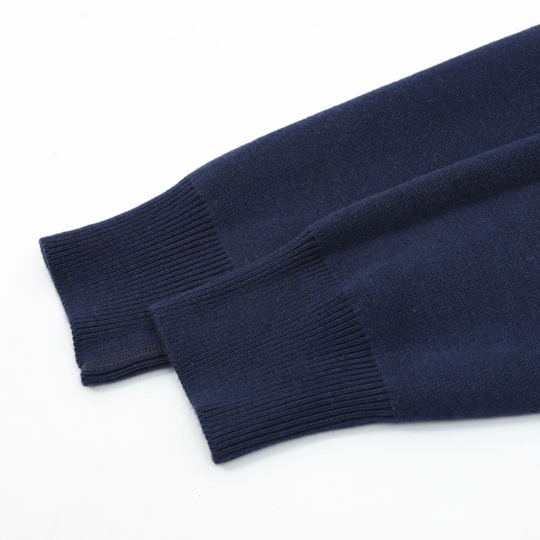 🅿️680 DIOR/Dior Oblique old flower jacquard knitted cashmere double-sided crew neck sweater A super thick sweater, with a solid color logo spliced on one side and classic presbyopia on the other. The material is imported cashmere + wool blended. It has been washed and softened to size. It feels great. The yarn color is dyed from the original version. After customizing the yarn, it is all twisted and then spliced to achieve the twist and stiffness of the original version. The fabric pieces are sewn by hand, the bags are hand-picked, and then washed with water. Agent reinforcement, 7-needle jacquard craft yarn is clear and textured, imported machine knitting pieces are very time-consuming for this garment, the stitching is artificial discs, hand-picked, the machined zipper bottom patch is a 14-needle knitted four-flat patch, the washing water uses imported washing water raw materials, the ready-to-wear has a lazy and casual feel, looks high-end, the whole dress is made of very heavy and solid materials, the blended cashmere has a very good thermal insulation effect, and three standards for customized accessories! Size：S-L