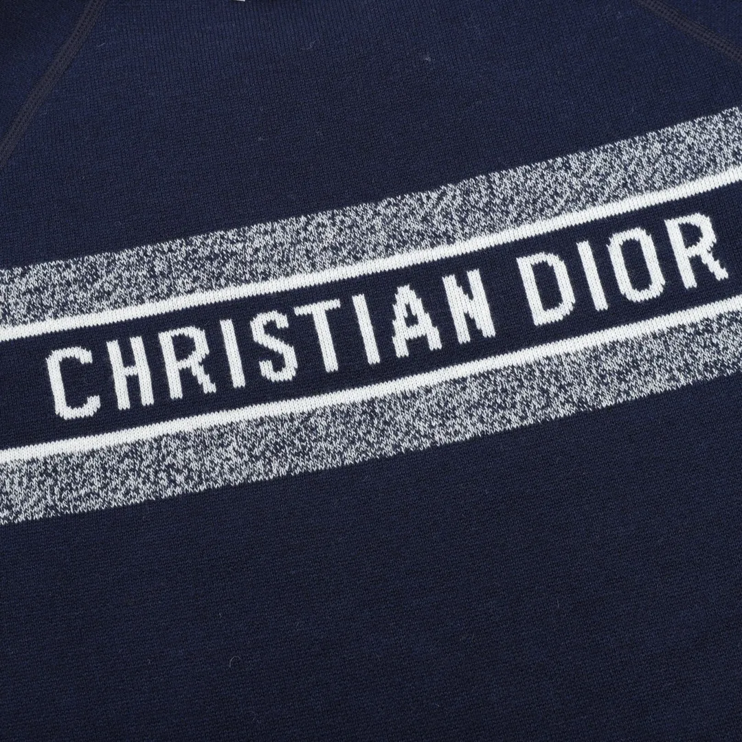 🅿️680 DIOR/Dior Oblique old flower jacquard knitted cashmere double-sided crew neck sweater A super thick sweater, with a solid color logo spliced on one side and classic presbyopia on the other. The material is imported cashmere + wool blended. It has been washed and softened to size. It feels great. The yarn color is dyed from the original version. After customizing the yarn, it is all twisted and then spliced to achieve the twist and stiffness of the original version. The fabric pieces are sewn by hand, the bags are hand-picked, and then washed with water. Agent reinforcement, 7-needle jacquard craft yarn is clear and textured, imported machine knitting pieces are very time-consuming for this garment, the stitching is artificial discs, hand-picked, the machined zipper bottom patch is a 14-needle knitted four-flat patch, the washing water uses imported washing water raw materials, the ready-to-wear has a lazy and casual feel, looks high-end, the whole dress is made of very heavy and solid materials, the blended cashmere has a very good thermal insulation effect, and three standards for customized accessories! Size：S-L