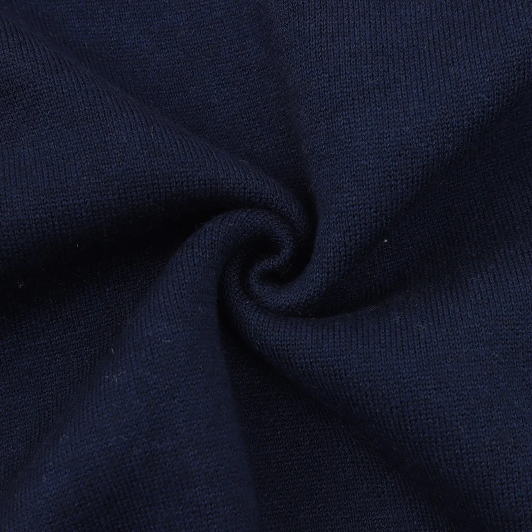 🅿️680 DIOR/Dior Oblique old flower jacquard knitted cashmere double-sided crew neck sweater A super thick sweater, with a solid color logo spliced on one side and classic presbyopia on the other. The material is imported cashmere + wool blended. It has been washed and softened to size. It feels great. The yarn color is dyed from the original version. After customizing the yarn, it is all twisted and then spliced to achieve the twist and stiffness of the original version. The fabric pieces are sewn by hand, the bags are hand-picked, and then washed with water. Agent reinforcement, 7-needle jacquard craft yarn is clear and textured, imported machine knitting pieces are very time-consuming for this garment, the stitching is artificial discs, hand-picked, the machined zipper bottom patch is a 14-needle knitted four-flat patch, the washing water uses imported washing water raw materials, the ready-to-wear has a lazy and casual feel, looks high-end, the whole dress is made of very heavy and solid materials, the blended cashmere has a very good thermal insulation effect, and three standards for customized accessories! Size：S-L
