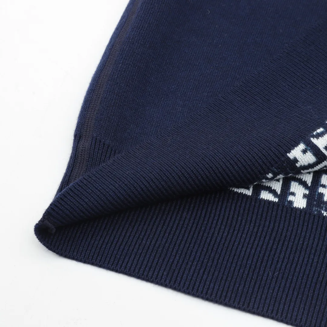 🅿️680 DIOR/Dior Oblique old flower jacquard knitted cashmere double-sided crew neck sweater A super thick sweater, with a solid color logo spliced on one side and classic presbyopia on the other. The material is imported cashmere + wool blended. It has been washed and softened to size. It feels great. The yarn color is dyed from the original version. After customizing the yarn, it is all twisted and then spliced to achieve the twist and stiffness of the original version. The fabric pieces are sewn by hand, the bags are hand-picked, and then washed with water. Agent reinforcement, 7-needle jacquard craft yarn is clear and textured, imported machine knitting pieces are very time-consuming for this garment, the stitching is artificial discs, hand-picked, the machined zipper bottom patch is a 14-needle knitted four-flat patch, the washing water uses imported washing water raw materials, the ready-to-wear has a lazy and casual feel, looks high-end, the whole dress is made of very heavy and solid materials, the blended cashmere has a very good thermal insulation effect, and three standards for customized accessories! Size：S-L