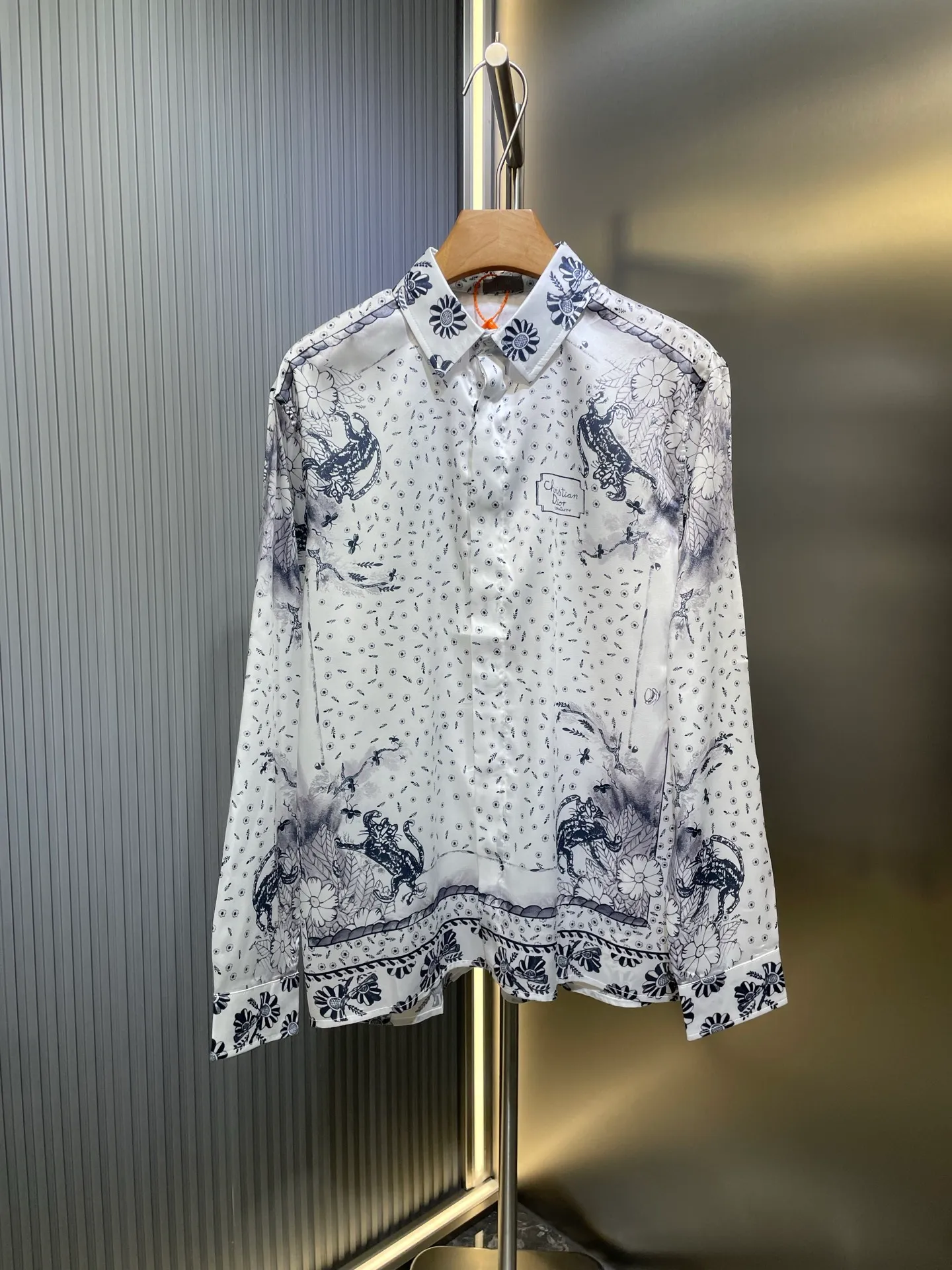 🅿️480 25ss new shirt comes from the and hylton nel joint series, showing an interpretation of the artist's work. Crafted from white mulberry silk twill fabric, it features an oversized fit and a hidden button closure. The style is full of fashion and can be paired with items from this limited series. Number of yards: 39.40.41.42.