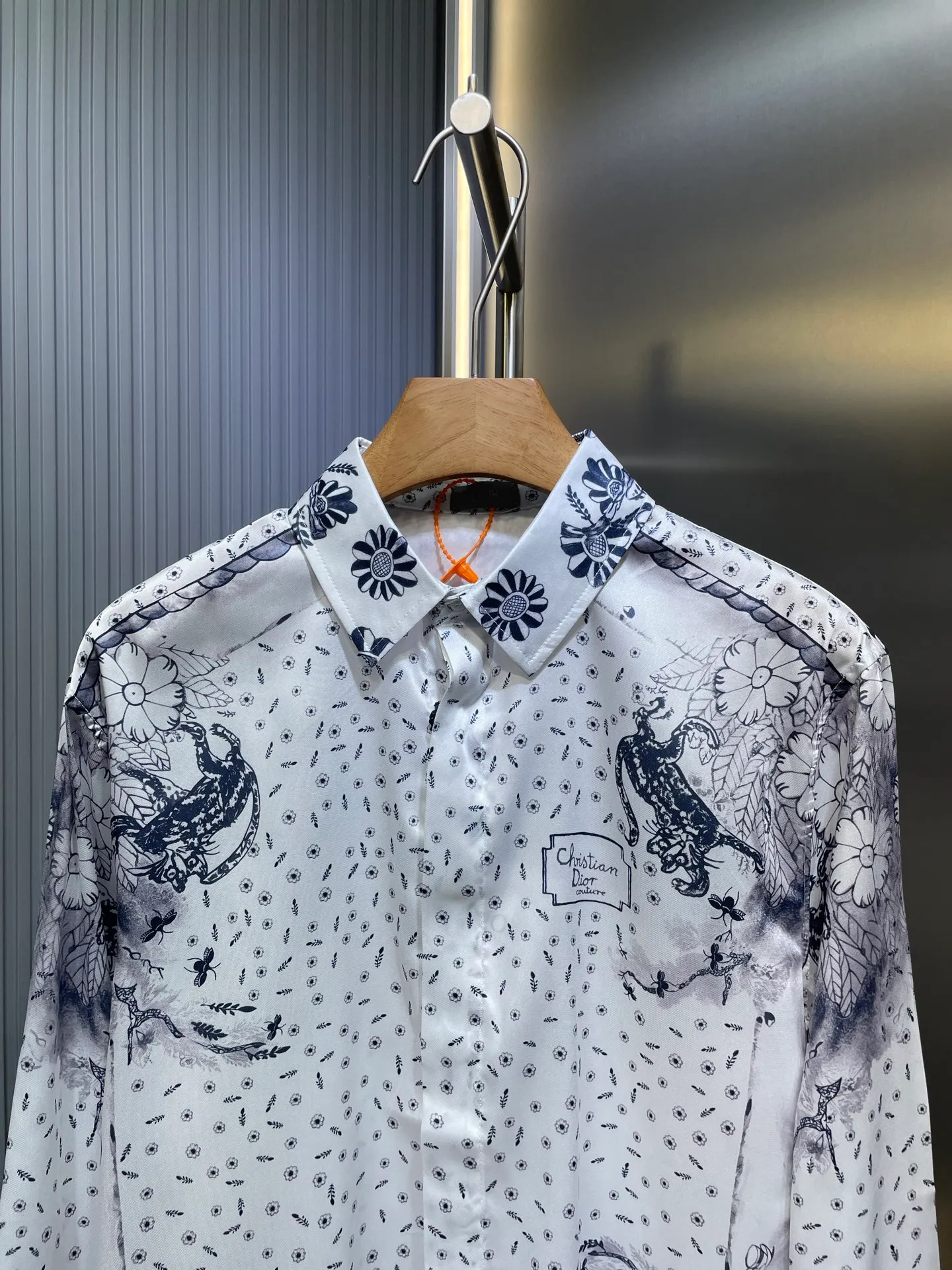 🅿️480 25ss new shirt comes from the and hylton nel joint series, showing an interpretation of the artist's work. Crafted from white mulberry silk twill fabric, it features an oversized fit and a hidden button closure. The style is full of fashion and can be paired with items from this limited series. Number of yards: 39.40.41.42.