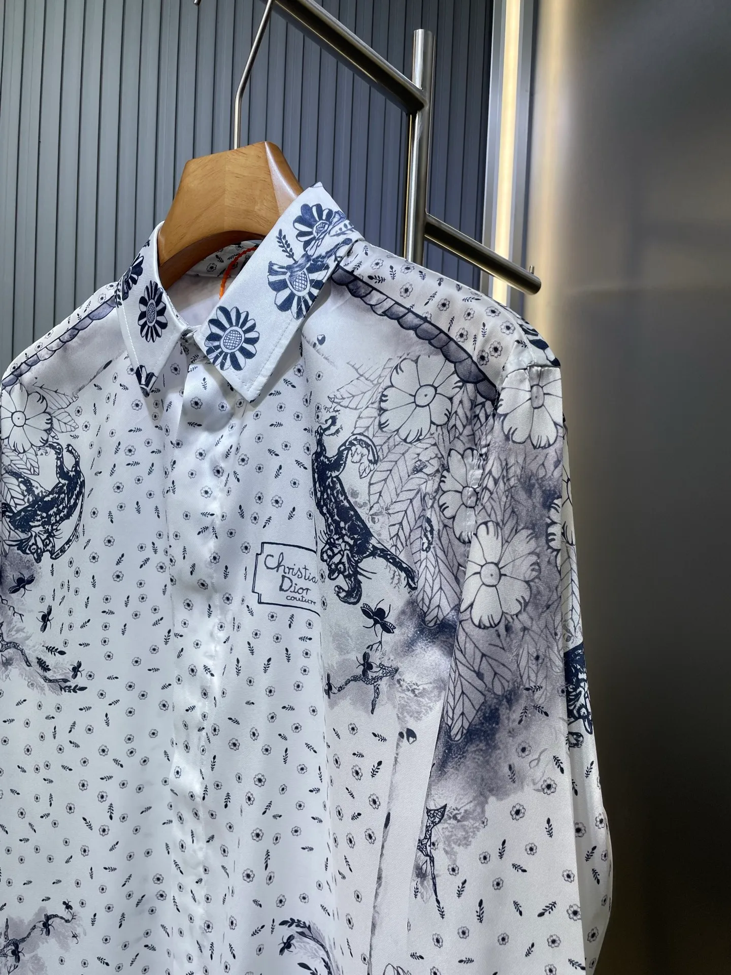 🅿️480 25ss new shirt comes from the and hylton nel joint series, showing an interpretation of the artist's work. Crafted from white mulberry silk twill fabric, it features an oversized fit and a hidden button closure. The style is full of fashion and can be paired with items from this limited series. Number of yards: 39.40.41.42.