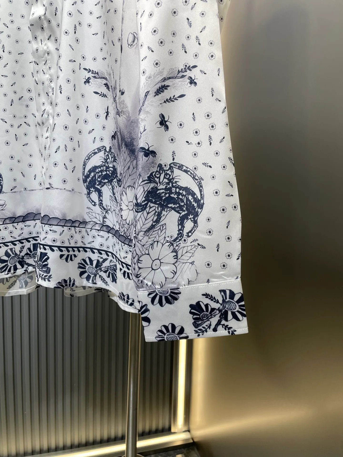 🅿️480 25ss new shirt comes from the and hylton nel joint series, showing an interpretation of the artist's work. Crafted from white mulberry silk twill fabric, it features an oversized fit and a hidden button closure. The style is full of fashion and can be paired with items from this limited series. Number of yards: 39.40.41.42.