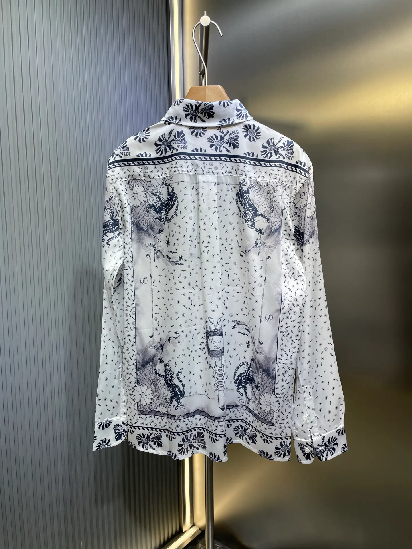 🅿️480 25ss new shirt comes from the and hylton nel joint series, showing an interpretation of the artist's work. Crafted from white mulberry silk twill fabric, it features an oversized fit and a hidden button closure. The style is full of fashion and can be paired with items from this limited series. Number of yards: 39.40.41.42.