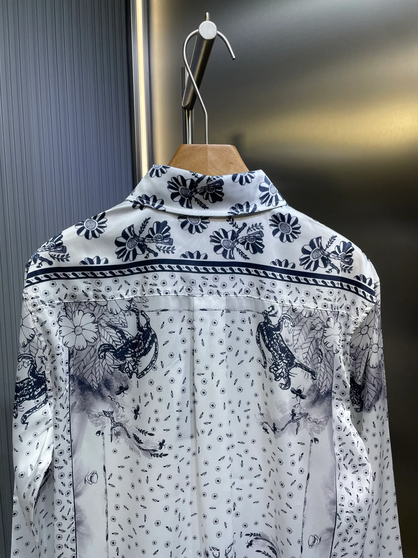 🅿️480 25ss new shirt comes from the and hylton nel joint series, showing an interpretation of the artist's work. Crafted from white mulberry silk twill fabric, it features an oversized fit and a hidden button closure. The style is full of fashion and can be paired with items from this limited series. Number of yards: 39.40.41.42.