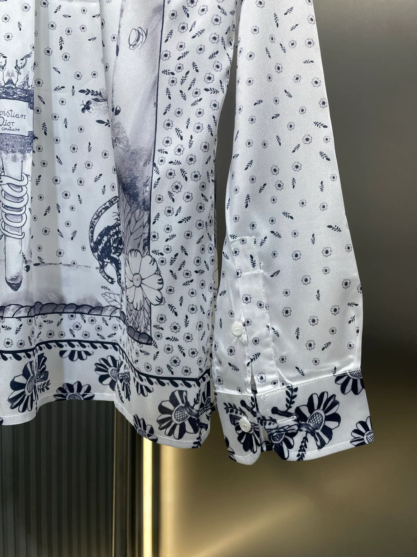 🅿️480 25ss new shirt comes from the and hylton nel joint series, showing an interpretation of the artist's work. Crafted from white mulberry silk twill fabric, it features an oversized fit and a hidden button closure. The style is full of fashion and can be paired with items from this limited series. Number of yards: 39.40.41.42.