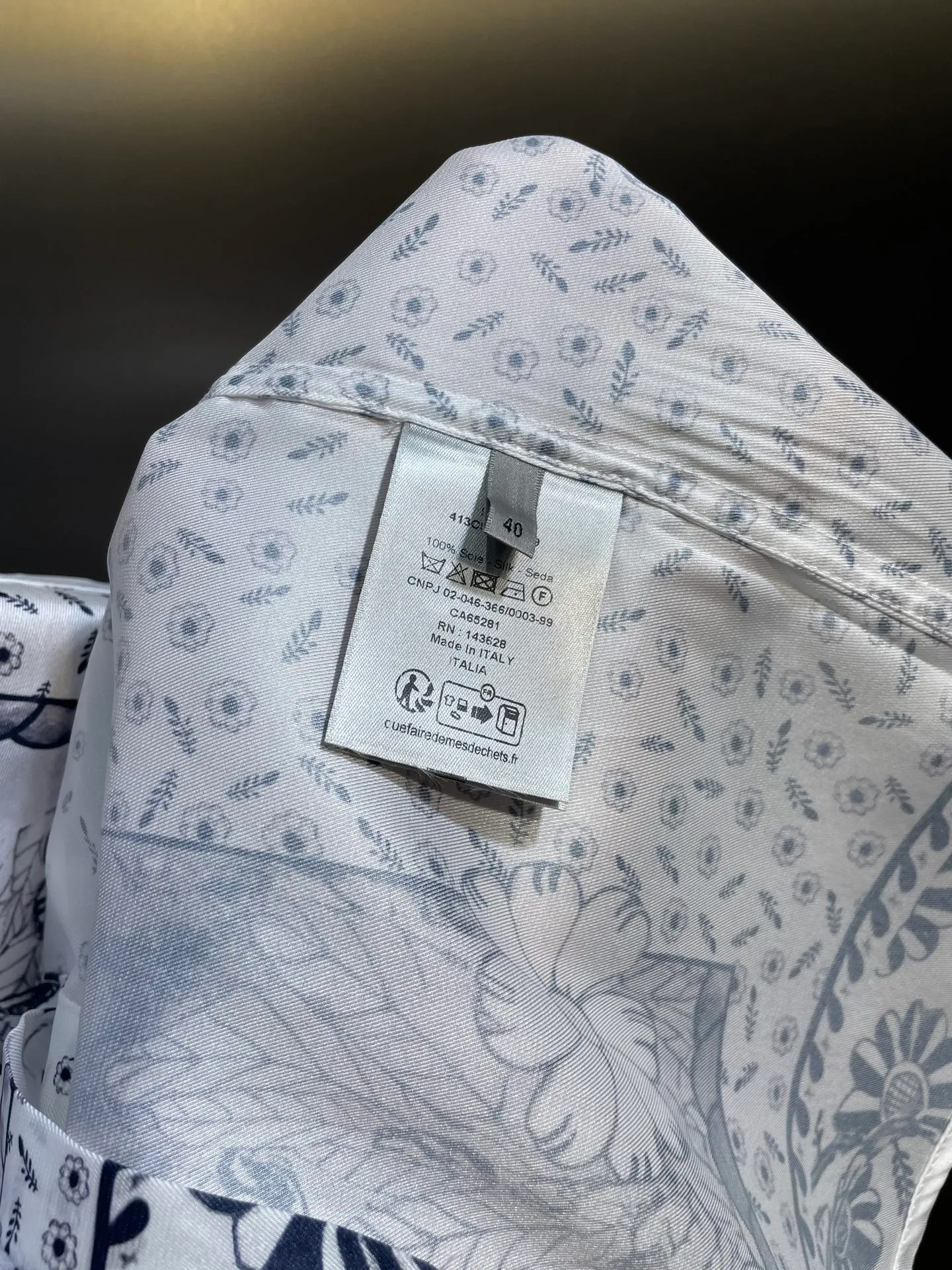 🅿️480 25ss new shirt comes from the and hylton nel joint series, showing an interpretation of the artist's work. Crafted from white mulberry silk twill fabric, it features an oversized fit and a hidden button closure. The style is full of fashion and can be paired with items from this limited series. Number of yards: 39.40.41.42.