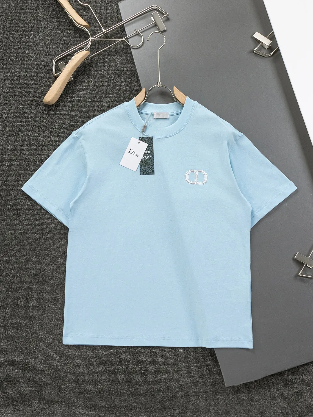 🅿️190 Dior Dior micro wide version CD micro wide version S-XL 26ss new product counter timeless classic CD letter embroidery🪡logo pattern As the leader in the luxury world, the D family is well-deserved. The first thing that catches the eye is the loose and comfortable black and white solid color version of the piece we are going to talk about today. The ribbed round collar has become the best modification of its version, and the D family has the upper body LOGO listed on the front, and the unique embroidery design of the letter logo patch highlights the texture! The most traditional modification method combined with the simplest color scale contrast forms the strongest and direct contrast, and this is often the most concise and clear minimalist modification method~~A nostalgic classic atmosphere also spreads in this work inadvertently! ! Featuring a distinctive 47 logo patch embroidery on the front, a unique tribute to Dior's historic year! Coupled with the blessing of 320 grams of cotton material, both the upper body comfort and the existence are unparalleled. It can be said to be a must-have companion in summer. The excellent breathability and comfortable wearing feeling are unparalleled~ Recommended! ! Color: Black White Blue Size: S-XL Size chart: S: Shoulder width 55-Bust 56-Length 71.5 M: Shoulder width 56.5-Bust 58-Length 73 L: Shoulder width 58-Bust 60-Length 74.5 XL: Shoulder width 59.5-Bust 62-Length 76