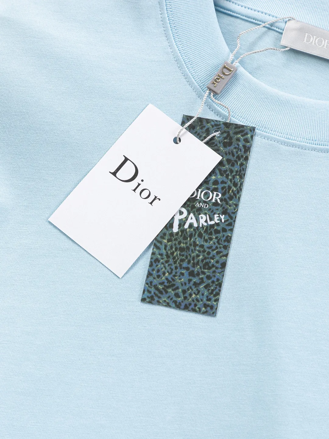 🅿️190 Dior Dior micro wide version CD micro wide version S-XL 26ss new product counter timeless classic CD letter embroidery🪡logo pattern As the leader in the luxury world, the D family is well-deserved. The first thing that catches the eye is the loose and comfortable black and white solid color version of the piece we are going to talk about today. The ribbed round collar has become the best modification of its version, and the D family has the upper body LOGO listed on the front, and the unique embroidery design of the letter logo patch highlights the texture! The most traditional modification method combined with the simplest color scale contrast forms the strongest and direct contrast, and this is often the most concise and clear minimalist modification method~~A nostalgic classic atmosphere also spreads in this work inadvertently! ! Featuring a distinctive 47 logo patch embroidery on the front, a unique tribute to Dior's historic year! Coupled with the blessing of 320 grams of cotton material, both the upper body comfort and the existence are unparalleled. It can be said to be a must-have companion in summer. The excellent breathability and comfortable wearing feeling are unparalleled~ Recommended! ! Color: Black White Blue Size: S-XL Size chart: S: Shoulder width 55-Bust 56-Length 71.5 M: Shoulder width 56.5-Bust 58-Length 73 L: Shoulder width 58-Bust 60-Length 74.5 XL: Shoulder width 59.5-Bust 62-Length 76