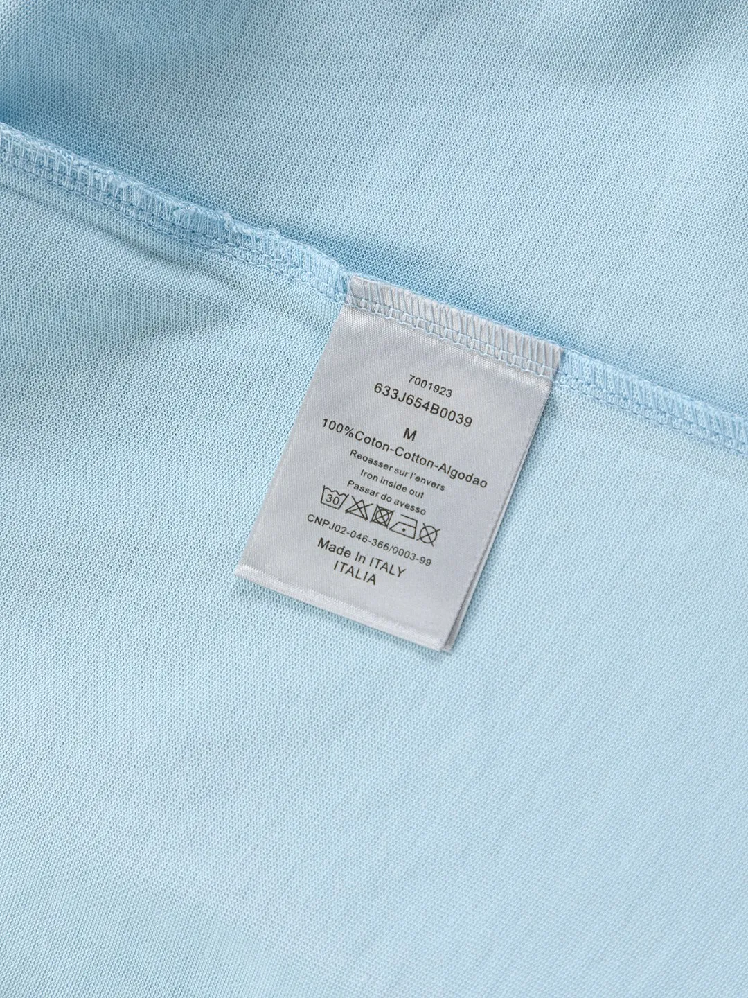 🅿️190 Dior Dior micro wide version CD micro wide version S-XL 26ss new product counter timeless classic CD letter embroidery🪡logo pattern As the leader in the luxury world, the D family is well-deserved. The first thing that catches the eye is the loose and comfortable black and white solid color version of the piece we are going to talk about today. The ribbed round collar has become the best modification of its version, and the D family has the upper body LOGO listed on the front, and the unique embroidery design of the letter logo patch highlights the texture! The most traditional modification method combined with the simplest color scale contrast forms the strongest and direct contrast, and this is often the most concise and clear minimalist modification method~~A nostalgic classic atmosphere also spreads in this work inadvertently! ! Featuring a distinctive 47 logo patch embroidery on the front, a unique tribute to Dior's historic year! Coupled with the blessing of 320 grams of cotton material, both the upper body comfort and the existence are unparalleled. It can be said to be a must-have companion in summer. The excellent breathability and comfortable wearing feeling are unparalleled~ Recommended! ! Color: Black White Blue Size: S-XL Size chart: S: Shoulder width 55-Bust 56-Length 71.5 M: Shoulder width 56.5-Bust 58-Length 73 L: Shoulder width 58-Bust 60-Length 74.5 XL: Shoulder width 59.5-Bust 62-Length 76