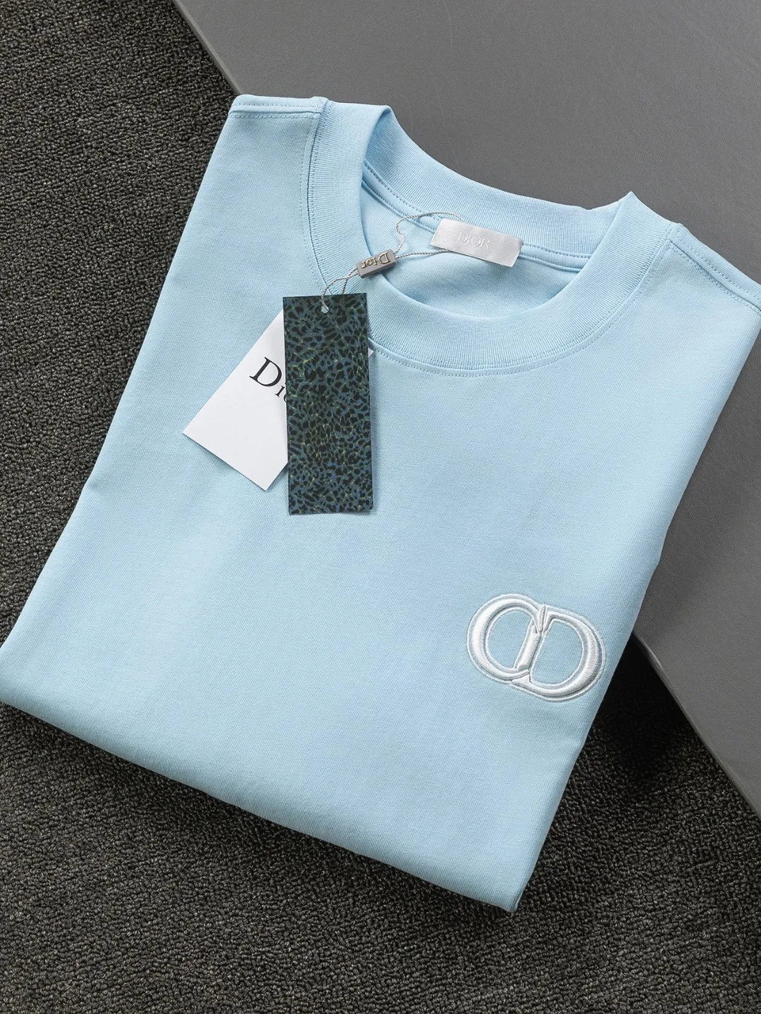 🅿️190 Dior Dior micro wide version CD micro wide version S-XL 26ss new product counter timeless classic CD letter embroidery🪡logo pattern As the leader in the luxury world, the D family is well-deserved. The first thing that catches the eye is the loose and comfortable black and white solid color version of the piece we are going to talk about today. The ribbed round collar has become the best modification of its version, and the D family has the upper body LOGO listed on the front, and the unique embroidery design of the letter logo patch highlights the texture! The most traditional modification method combined with the simplest color scale contrast forms the strongest and direct contrast, and this is often the most concise and clear minimalist modification method~~A nostalgic classic atmosphere also spreads in this work inadvertently! ! Featuring a distinctive 47 logo patch embroidery on the front, a unique tribute to Dior's historic year! Coupled with the blessing of 320 grams of cotton material, both the upper body comfort and the existence are unparalleled. It can be said to be a must-have companion in summer. The excellent breathability and comfortable wearing feeling are unparalleled~ Recommended! ! Color: Black White Blue Size: S-XL Size chart: S: Shoulder width 55-Bust 56-Length 71.5 M: Shoulder width 56.5-Bust 58-Length 73 L: Shoulder width 58-Bust 60-Length 74.5 XL: Shoulder width 59.5-Bust 62-Length 76