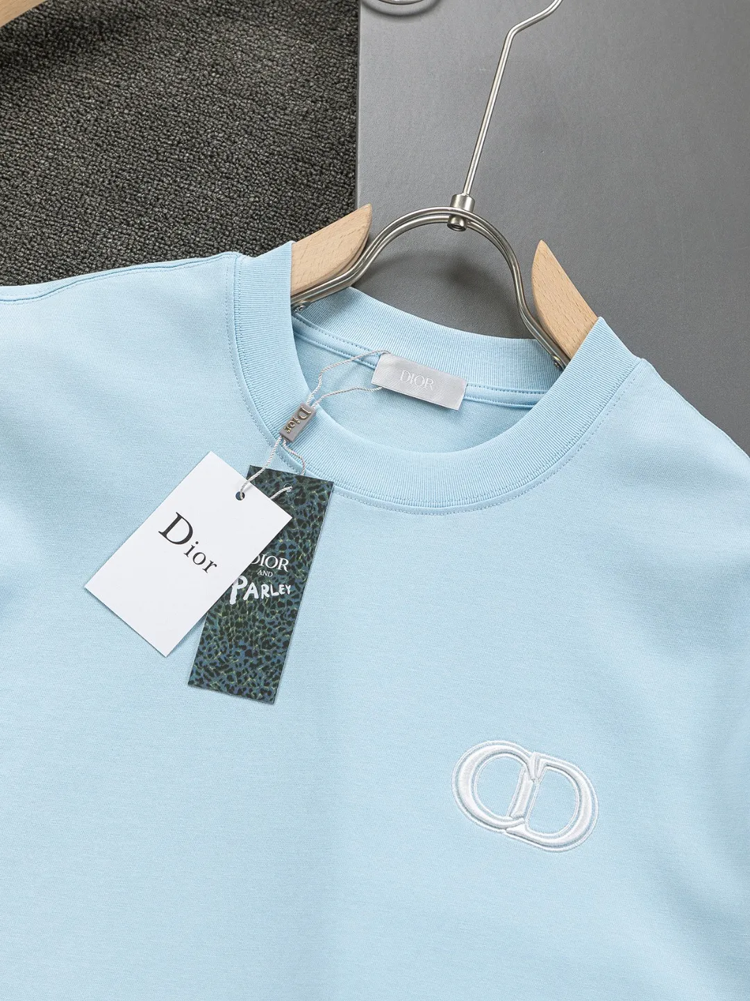 🅿️190 Dior Dior micro wide version CD micro wide version S-XL 26ss new product counter timeless classic CD letter embroidery🪡logo pattern As the leader in the luxury world, the D family is well-deserved. The first thing that catches the eye is the loose and comfortable black and white solid color version of the piece we are going to talk about today. The ribbed round collar has become the best modification of its version, and the D family has the upper body LOGO listed on the front, and the unique embroidery design of the letter logo patch highlights the texture! The most traditional modification method combined with the simplest color scale contrast forms the strongest and direct contrast, and this is often the most concise and clear minimalist modification method~~A nostalgic classic atmosphere also spreads in this work inadvertently! ! Featuring a distinctive 47 logo patch embroidery on the front, a unique tribute to Dior's historic year! Coupled with the blessing of 320 grams of cotton material, both the upper body comfort and the existence are unparalleled. It can be said to be a must-have companion in summer. The excellent breathability and comfortable wearing feeling are unparalleled~ Recommended! ! Color: Black White Blue Size: S-XL Size chart: S: Shoulder width 55-Bust 56-Length 71.5 M: Shoulder width 56.5-Bust 58-Length 73 L: Shoulder width 58-Bust 60-Length 74.5 XL: Shoulder width 59.5-Bust 62-Length 76