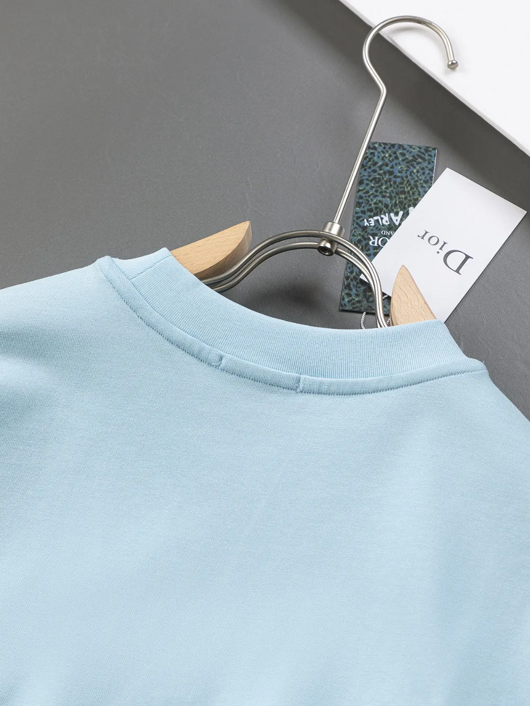 🅿️190 Dior Dior micro wide version CD micro wide version S-XL 26ss new product counter timeless classic CD letter embroidery🪡logo pattern As the leader in the luxury world, the D family is well-deserved. The first thing that catches the eye is the loose and comfortable black and white solid color version of the piece we are going to talk about today. The ribbed round collar has become the best modification of its version, and the D family has the upper body LOGO listed on the front, and the unique embroidery design of the letter logo patch highlights the texture! The most traditional modification method combined with the simplest color scale contrast forms the strongest and direct contrast, and this is often the most concise and clear minimalist modification method~~A nostalgic classic atmosphere also spreads in this work inadvertently! ! Featuring a distinctive 47 logo patch embroidery on the front, a unique tribute to Dior's historic year! Coupled with the blessing of 320 grams of cotton material, both the upper body comfort and the existence are unparalleled. It can be said to be a must-have companion in summer. The excellent breathability and comfortable wearing feeling are unparalleled~ Recommended! ! Color: Black White Blue Size: S-XL Size chart: S: Shoulder width 55-Bust 56-Length 71.5 M: Shoulder width 56.5-Bust 58-Length 73 L: Shoulder width 58-Bust 60-Length 74.5 XL: Shoulder width 59.5-Bust 62-Length 76
