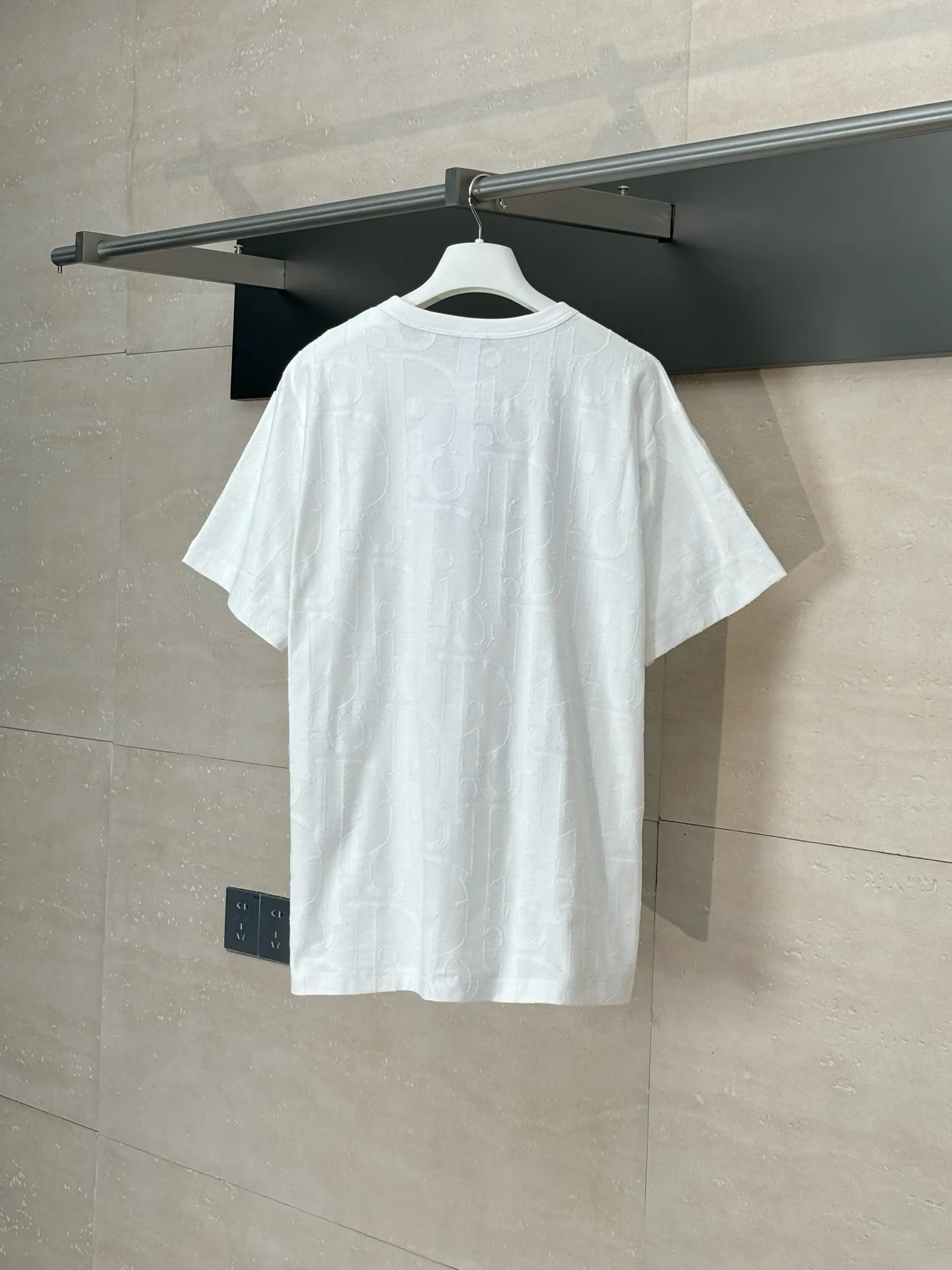 🅿️296 Dio*/Dior 25Ss new line-cut jacquard round-neck short-sleeved T-shirt. Pure cotton plain weave fabric, woven with 32S double-ply pure cotton yarn. The fabric has high abrasion resistance while retaining the moisture absorption and breathability of pure cotton. The plain weave has a tight structure and a smooth surface, but it feels relatively stiff and supports the stiffness of the version. Jacquard pattern, line-cut jacquard technology, full-width Oblique jacquard pattern The relief effect is formed through the deep integration of full-width jacquard and shearing process. The jacquard structure provides a three-dimensional skeleton, and the shearing process strengthens the local texture. Electronic jacquard machine weaves complex patterns on the entire fabric, forming a three-dimensional concave and convex texture to achieve the integration of texture and pattern. The raised jacquard is directionally sheared to form a relief effect, enhancing the tactile level and visual contrast. Size: S/M/L/XL