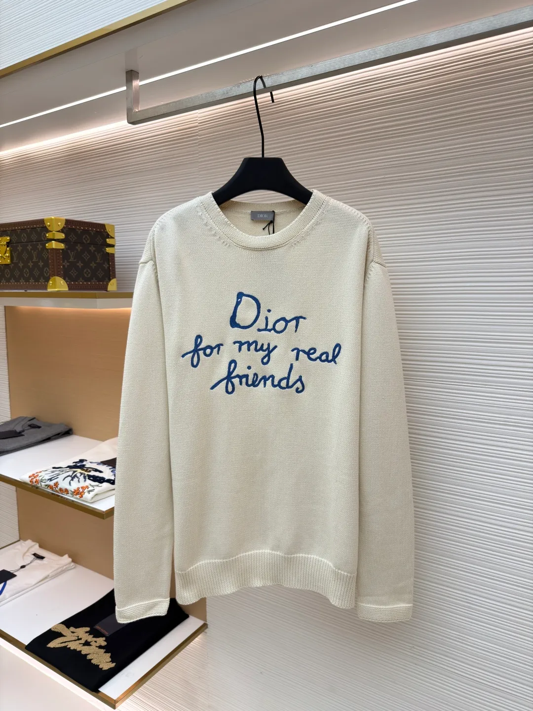 Dior friend embroidery knitted pullover ●Original version: Purchased and developed for 13500 ●Item number: 1681105-A95 ●Fabric: cotton fabric ●Technology: embroidery production ●Type: loose version ●Weight: about 685 grams ●Size: S-M-L-XL ●Description: Made of 40-count cotton yarn, 62% cotton. It is mixed with 38% polyester. The two types of wool are mixed and woven to effectively make the upper body more three-dimensional. The embroidery uses wool yarn high-density embroidery technology, and the front numbers are all embroidered with the joint series LOGO. The number of stitches is about 12,000. The buttons are made of natural horn buttons with the brand's logo on them. This cardigan displays the Dior For My Real Friends logo from the DIOR AND HYLTON NEL collaboration. Crafted from white cotton-blend jersey with embroidery on the front and back, button fastening and ribbed trims. It can add style to any look. The overall wiring is straight and delicate, the fabric is comfortable and soft, and the color is consistent without color difference. It can be matched with the same style to create a fashionable look and control various occasions. Customized accessories, complete with three standards, same style for men and women!