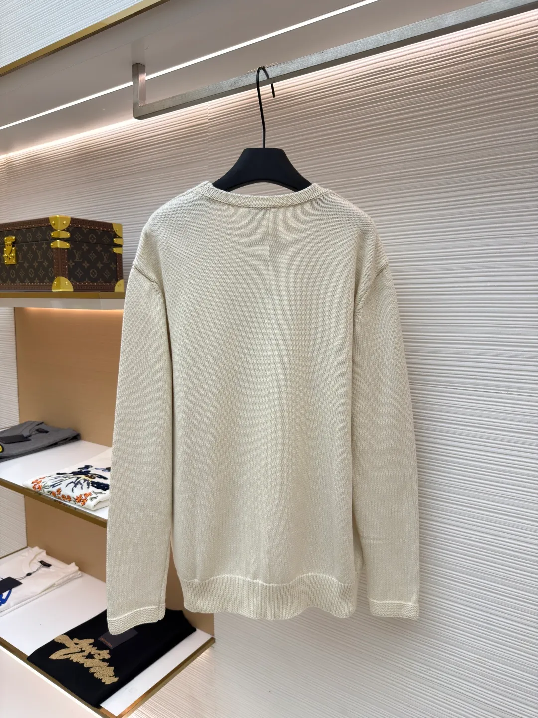 Dior friend embroidery knitted pullover ●Original version: Purchased and developed for 13500 ●Item number: 1681105-A95 ●Fabric: cotton fabric ●Technology: embroidery production ●Type: loose version ●Weight: about 685 grams ●Size: S-M-L-XL ●Description: Made of 40-count cotton yarn, 62% cotton. It is mixed with 38% polyester. The two types of wool are mixed and woven to effectively make the upper body more three-dimensional. The embroidery uses wool yarn high-density embroidery technology, and the front numbers are all embroidered with the joint series LOGO. The number of stitches is about 12,000. The buttons are made of natural horn buttons with the brand's logo on them. This cardigan displays the Dior For My Real Friends logo from the DIOR AND HYLTON NEL collaboration. Crafted from white cotton-blend jersey with embroidery on the front and back, button fastening and ribbed trims. It can add style to any look. The overall wiring is straight and delicate, the fabric is comfortable and soft, and the color is consistent without color difference. It can be matched with the same style to create a fashionable look and control various occasions. Customized accessories, complete with three standards, same style for men and women!