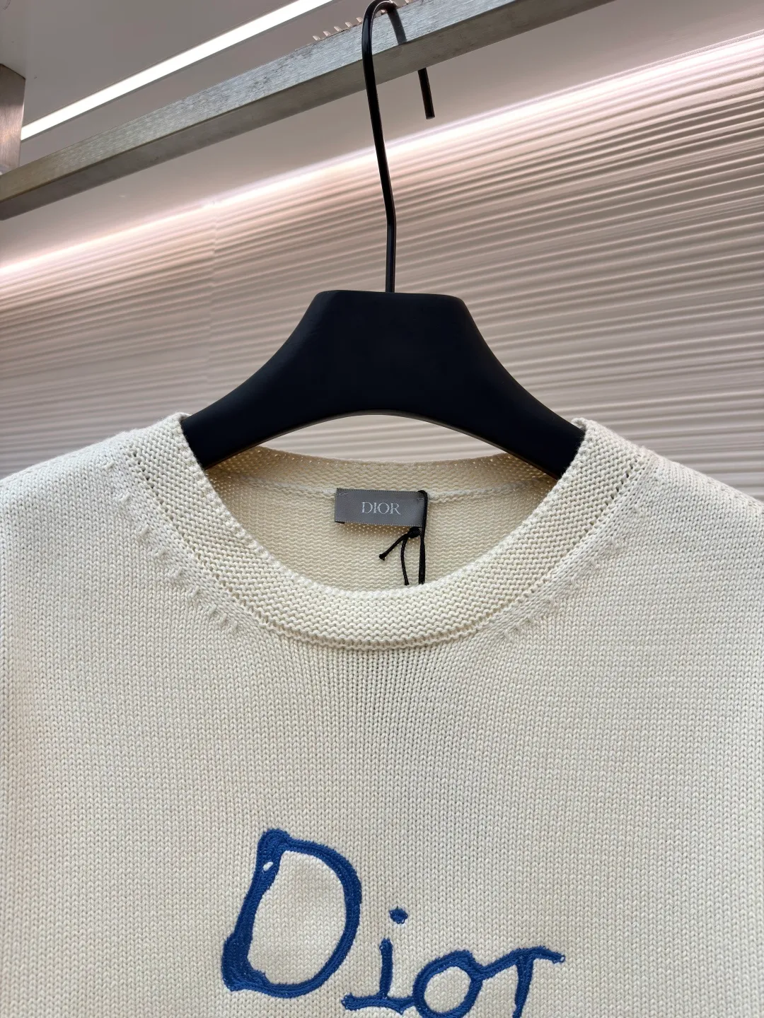 Dior friend embroidery knitted pullover ●Original version: Purchased and developed for 13500 ●Item number: 1681105-A95 ●Fabric: cotton fabric ●Technology: embroidery production ●Type: loose version ●Weight: about 685 grams ●Size: S-M-L-XL ●Description: Made of 40-count cotton yarn, 62% cotton. It is mixed with 38% polyester. The two types of wool are mixed and woven to effectively make the upper body more three-dimensional. The embroidery uses wool yarn high-density embroidery technology, and the front numbers are all embroidered with the joint series LOGO. The number of stitches is about 12,000. The buttons are made of natural horn buttons with the brand's logo on them. This cardigan displays the Dior For My Real Friends logo from the DIOR AND HYLTON NEL collaboration. Crafted from white cotton-blend jersey with embroidery on the front and back, button fastening and ribbed trims. It can add style to any look. The overall wiring is straight and delicate, the fabric is comfortable and soft, and the color is consistent without color difference. It can be matched with the same style to create a fashionable look and control various occasions. Customized accessories, complete with three standards, same style for men and women!