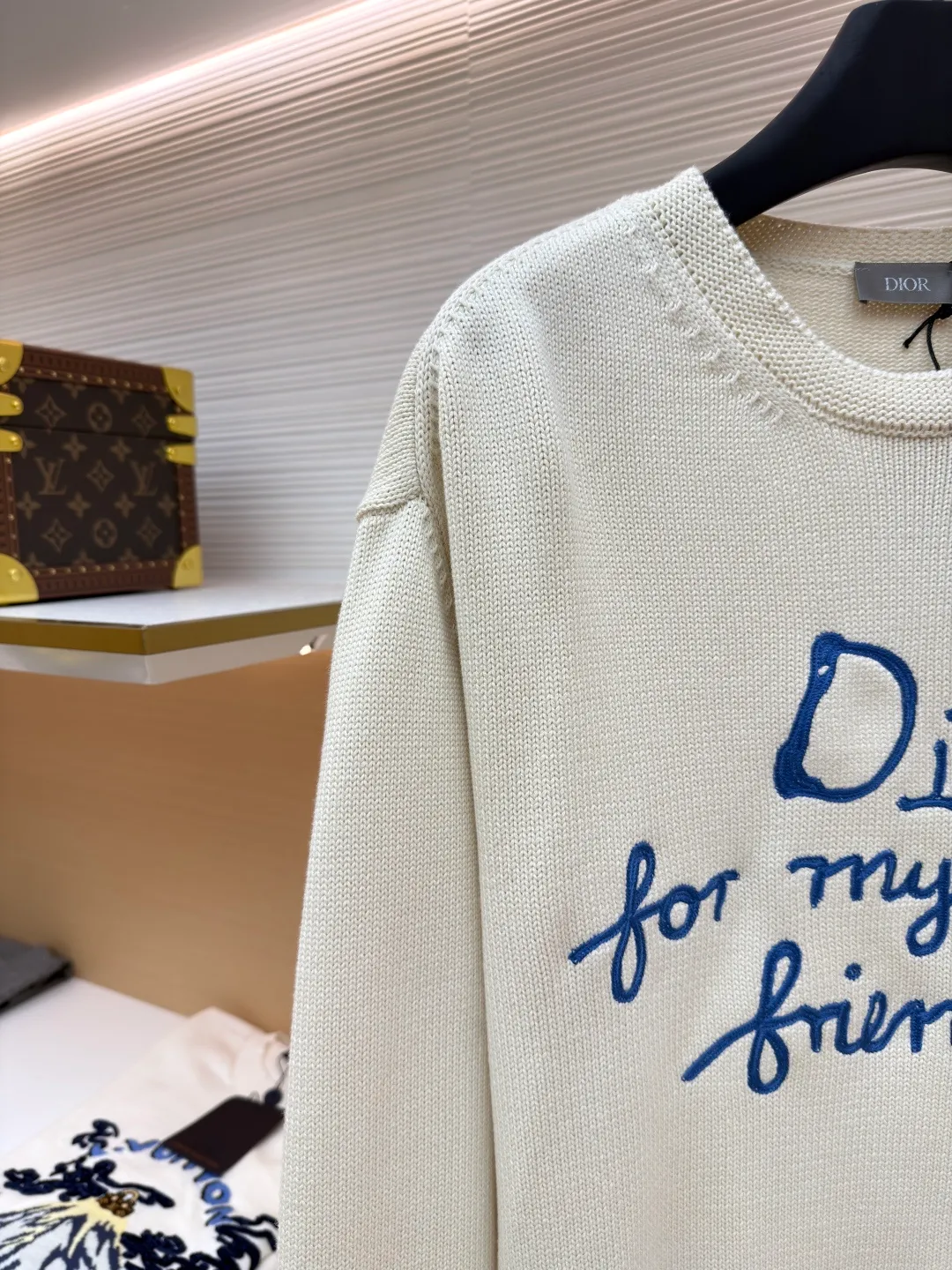Dior friend embroidery knitted pullover ●Original version: Purchased and developed for 13500 ●Item number: 1681105-A95 ●Fabric: cotton fabric ●Technology: embroidery production ●Type: loose version ●Weight: about 685 grams ●Size: S-M-L-XL ●Description: Made of 40-count cotton yarn, 62% cotton. It is mixed with 38% polyester. The two types of wool are mixed and woven to effectively make the upper body more three-dimensional. The embroidery uses wool yarn high-density embroidery technology, and the front numbers are all embroidered with the joint series LOGO. The number of stitches is about 12,000. The buttons are made of natural horn buttons with the brand's logo on them. This cardigan displays the Dior For My Real Friends logo from the DIOR AND HYLTON NEL collaboration. Crafted from white cotton-blend jersey with embroidery on the front and back, button fastening and ribbed trims. It can add style to any look. The overall wiring is straight and delicate, the fabric is comfortable and soft, and the color is consistent without color difference. It can be matched with the same style to create a fashionable look and control various occasions. Customized accessories, complete with three standards, same style for men and women!