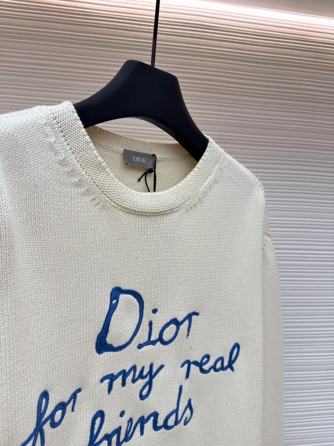 Dior friend embroidery knitted pullover ●Original version: Purchased and developed for 13500 ●Item number: 1681105-A95 ●Fabric: cotton fabric ●Technology: embroidery production ●Type: loose version ●Weight: about 685 grams ●Size: S-M-L-XL ●Description: Made of 40-count cotton yarn, 62% cotton. It is mixed with 38% polyester. The two types of wool are mixed and woven to effectively make the upper body more three-dimensional. The embroidery uses wool yarn high-density embroidery technology, and the front numbers are all embroidered with the joint series LOGO. The number of stitches is about 12,000. The buttons are made of natural horn buttons with the brand's logo on them. This cardigan displays the Dior For My Real Friends logo from the DIOR AND HYLTON NEL collaboration. Crafted from white cotton-blend jersey with embroidery on the front and back, button fastening and ribbed trims. It can add style to any look. The overall wiring is straight and delicate, the fabric is comfortable and soft, and the color is consistent without color difference. It can be matched with the same style to create a fashionable look and control various occasions. Customized accessories, complete with three standards, same style for men and women!