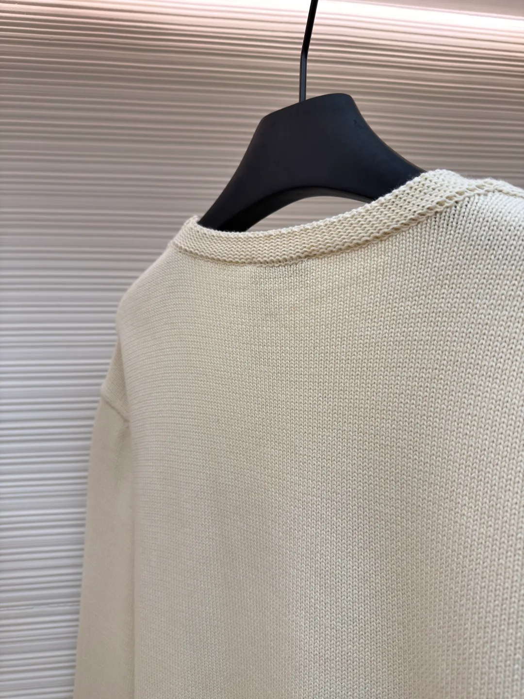 Dior friend embroidery knitted pullover ●Original version: Purchased and developed for 13500 ●Item number: 1681105-A95 ●Fabric: cotton fabric ●Technology: embroidery production ●Type: loose version ●Weight: about 685 grams ●Size: S-M-L-XL ●Description: Made of 40-count cotton yarn, 62% cotton. It is mixed with 38% polyester. The two types of wool are mixed and woven to effectively make the upper body more three-dimensional. The embroidery uses wool yarn high-density embroidery technology, and the front numbers are all embroidered with the joint series LOGO. The number of stitches is about 12,000. The buttons are made of natural horn buttons with the brand's logo on them. This cardigan displays the Dior For My Real Friends logo from the DIOR AND HYLTON NEL collaboration. Crafted from white cotton-blend jersey with embroidery on the front and back, button fastening and ribbed trims. It can add style to any look. The overall wiring is straight and delicate, the fabric is comfortable and soft, and the color is consistent without color difference. It can be matched with the same style to create a fashionable look and control various occasions. Customized accessories, complete with three standards, same style for men and women!