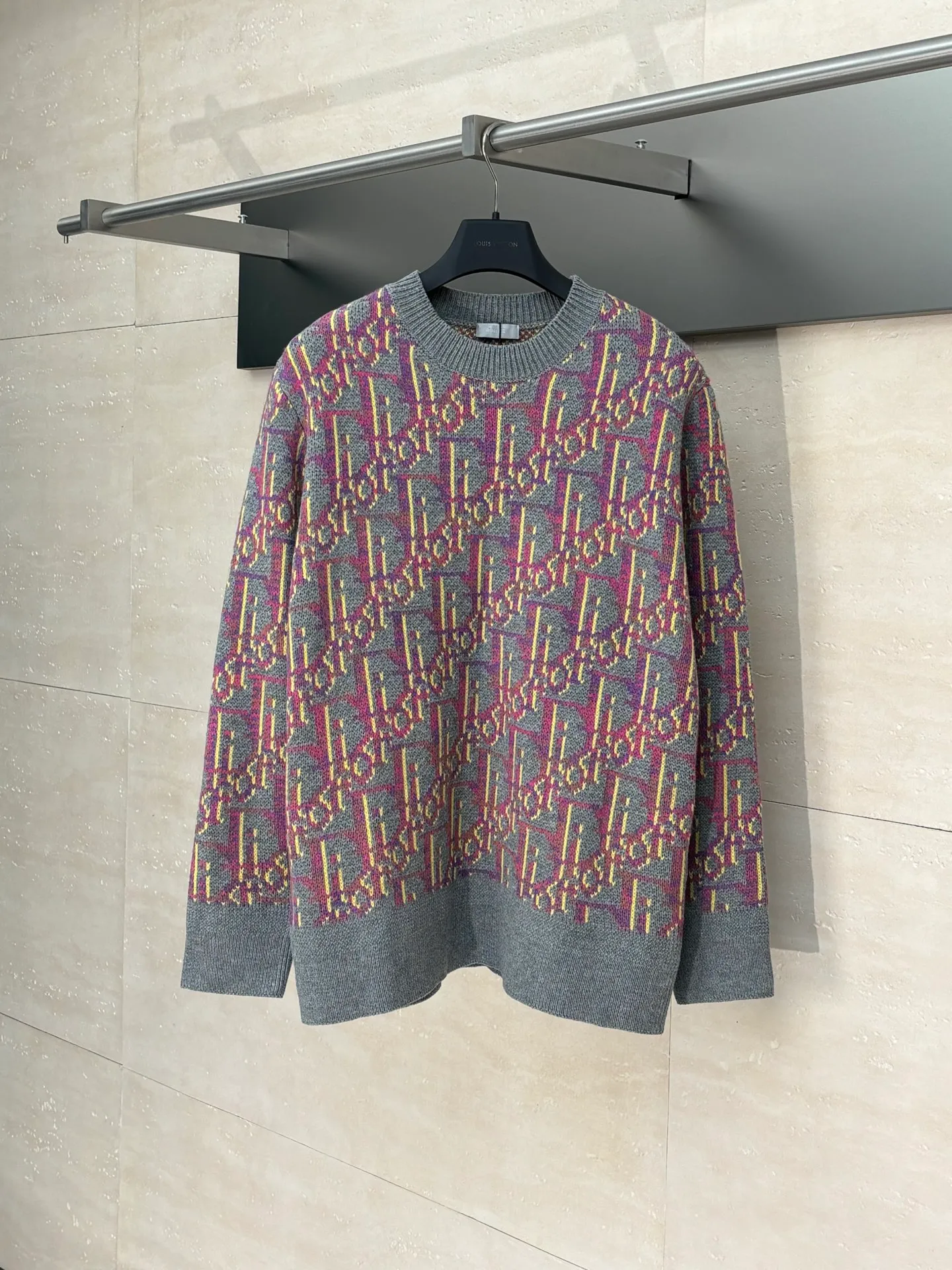 🅿️460 Dio*/Dior 25FW new all-over printed jacquard crew neck sweater The yarn is purchased from ZP at 11,087. The yarn is dyed gray, pink, and yellow yarn, 70% wool and 30% acrylic 16/1 sheep wool three yarns are twisted into strands. The imported 7-needle jacquard craft yarn is clear and textured, with obvious wool fiber on the surface. Special hemless design, perfect for the macaron color upper body, all-over jacquard Size: S/M/L