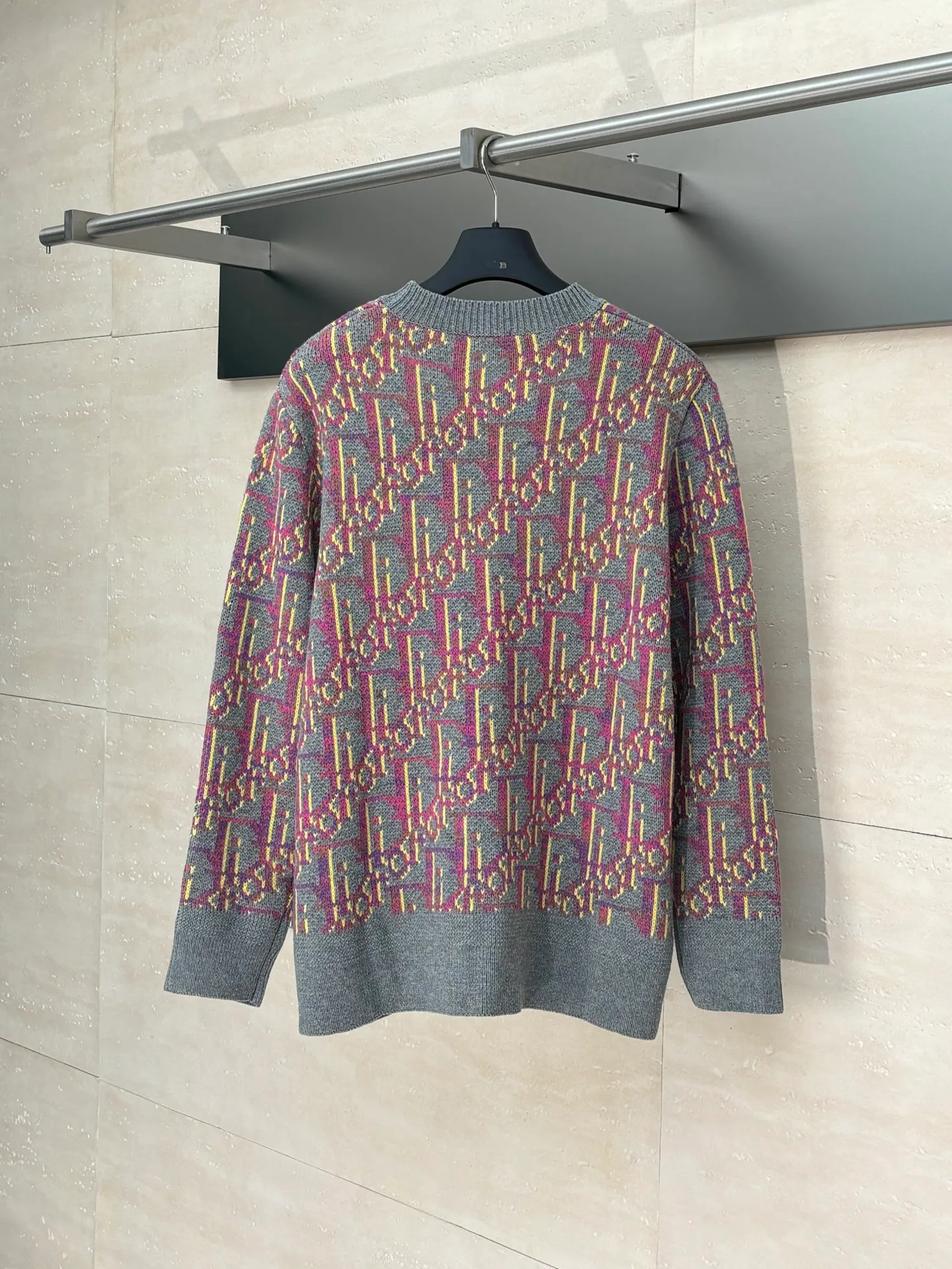 🅿️460 Dio*/Dior 25FW new all-over printed jacquard crew neck sweater The yarn is purchased from ZP at 11,087. The yarn is dyed gray, pink, and yellow yarn, 70% wool and 30% acrylic 16/1 sheep wool three yarns are twisted into strands. The imported 7-needle jacquard craft yarn is clear and textured, with obvious wool fiber on the surface. Special hemless design, perfect for the macaron color upper body, all-over jacquard Size: S/M/L