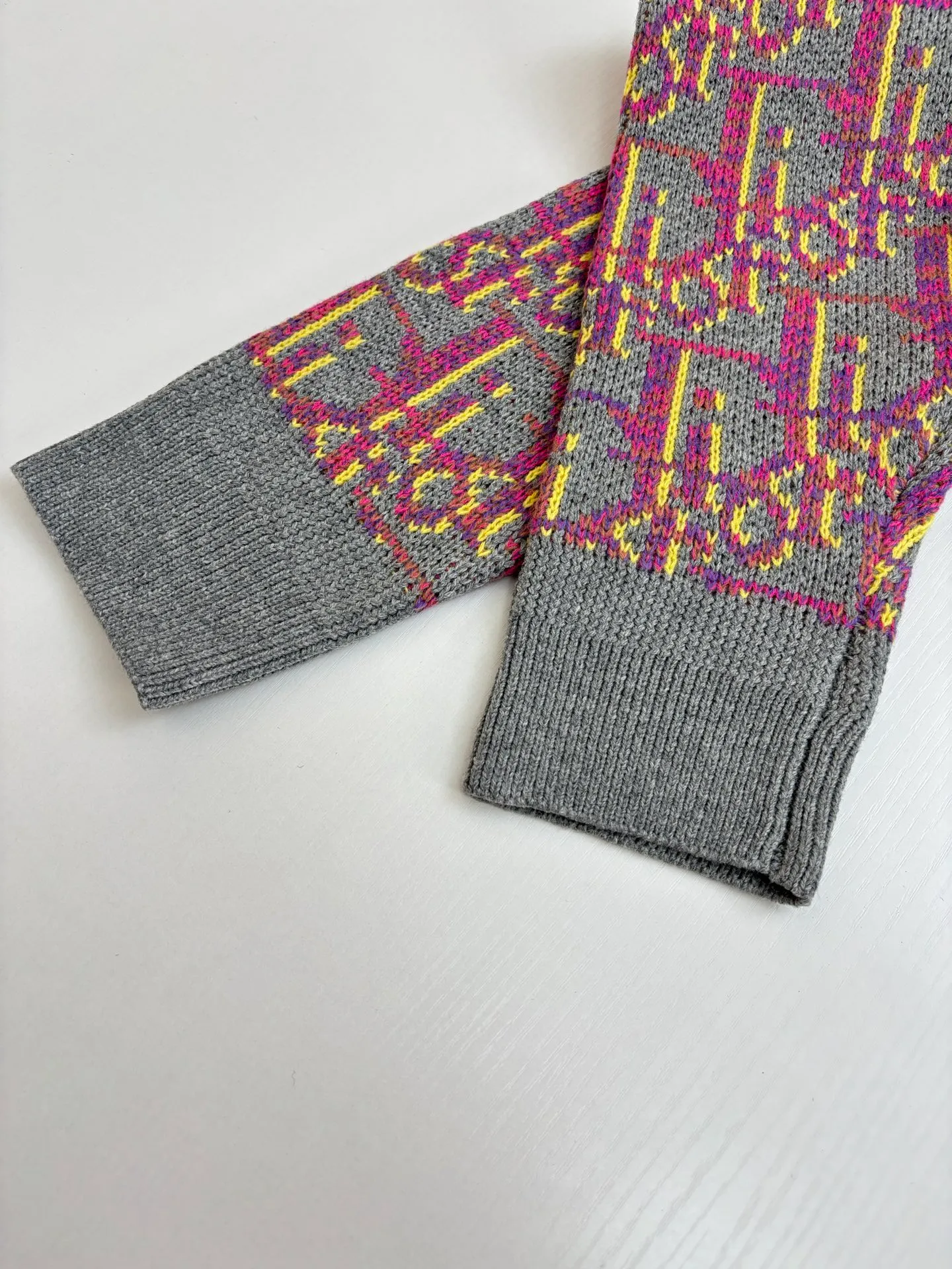 🅿️460 Dio*/Dior 25FW new all-over printed jacquard crew neck sweater The yarn is purchased from ZP at 11,087. The yarn is dyed gray, pink, and yellow yarn, 70% wool and 30% acrylic 16/1 sheep wool three yarns are twisted into strands. The imported 7-needle jacquard craft yarn is clear and textured, with obvious wool fiber on the surface. Special hemless design, perfect for the macaron color upper body, all-over jacquard Size: S/M/L