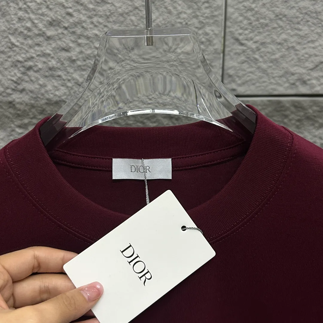🅿️180 Dio* Dior 2025 spring and summer new style Classic letter embroidery Letter printing on the back Simple and elegant Customized double yarn plain cotton fabric Short-sleeved T-shirt Uniform for men and women Color: Black White Angora Red Size: S (90-130 catties) M (120-150 catties) L (140-165 catties) XL (160-180 pounds) XXL (180-210 pounds)
